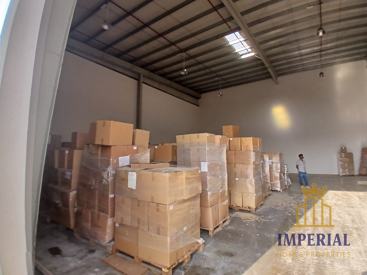Spacious Warehouse for Rent in Umm Al Thuoob