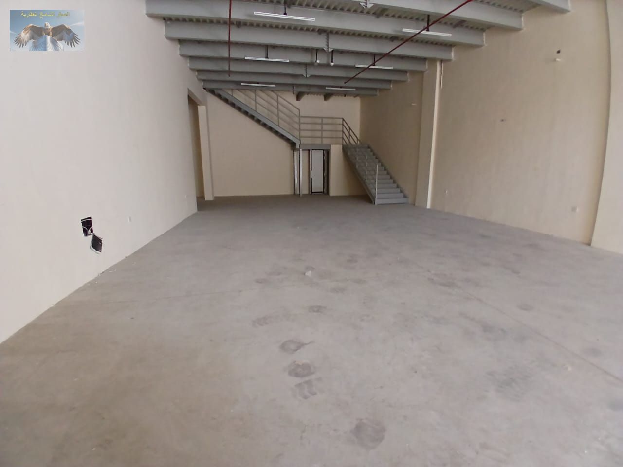 A warehouse with a mezzanine system that allows optimal use of space, suitable for storage, distribution, and light industrial activities.