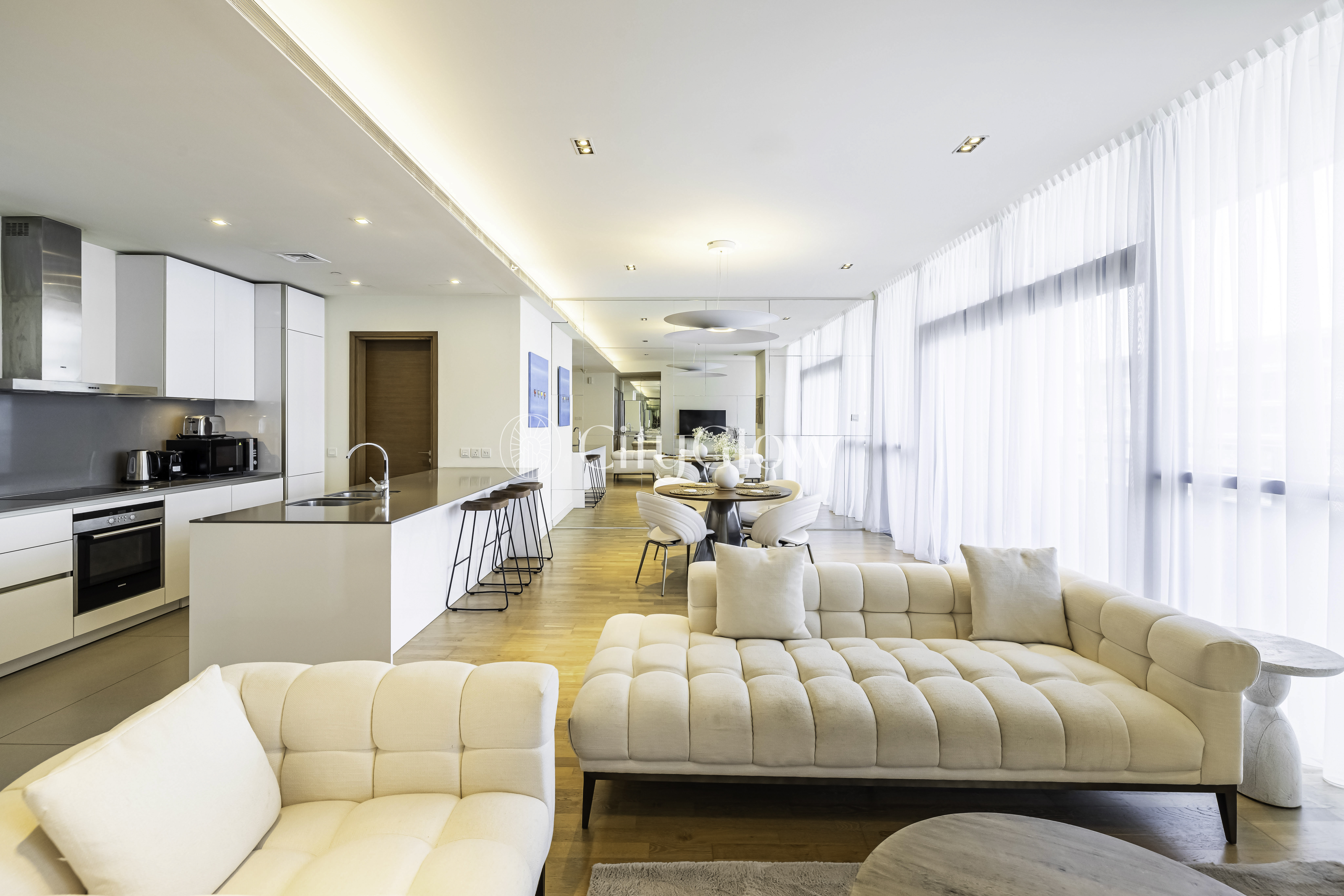 Luxury Top-Floor | Sunset Views | Spacious Terrace