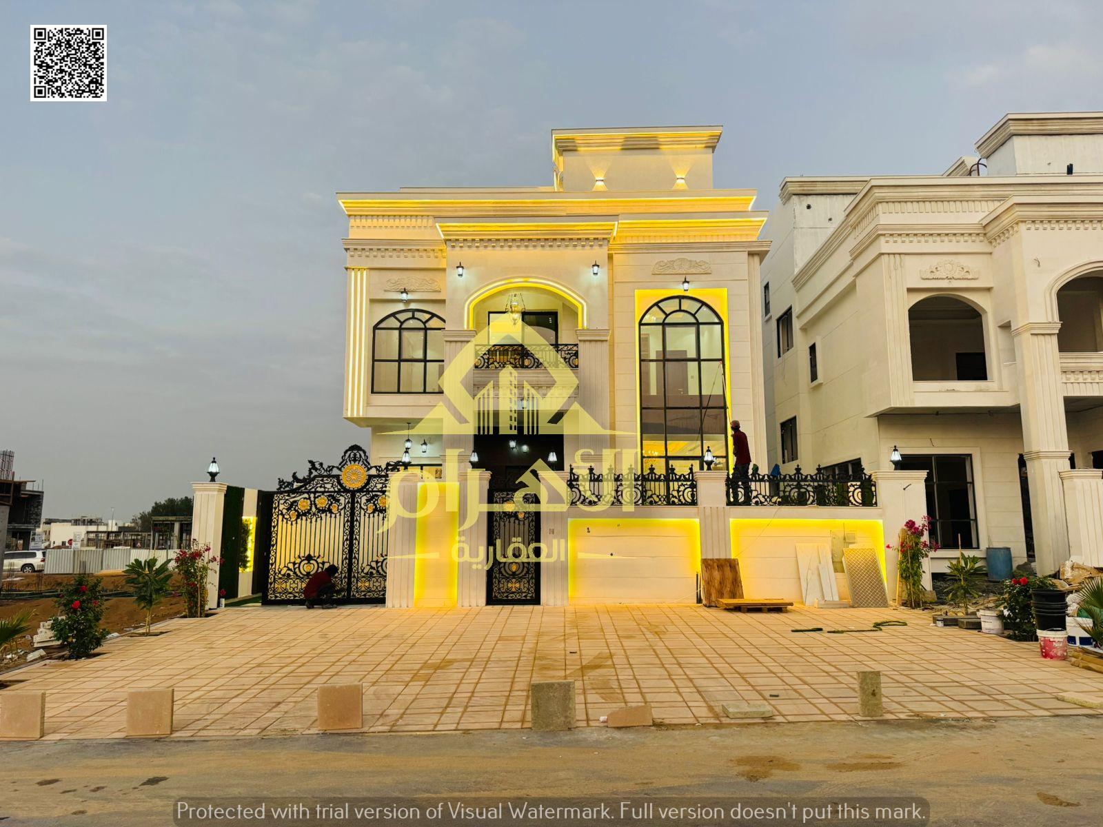 Luxury villa for sale near the mosque and behind the services. Ground floor, first floor and roof. Includes registration and ownership fees.