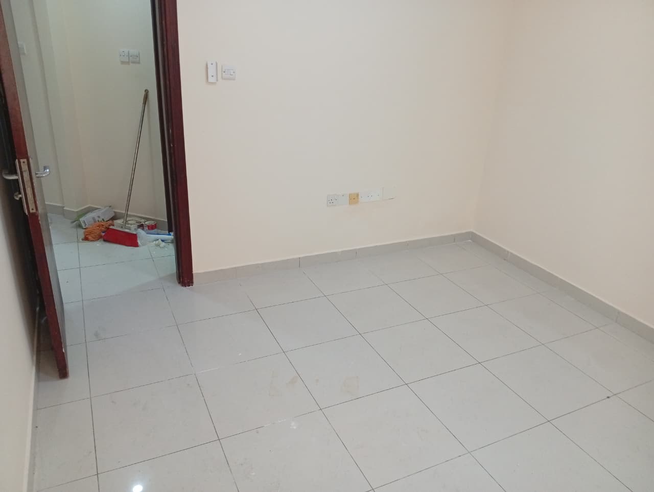 1BHK apartment in Al Nabaa, family building, featuring 2 bathrooms, split AC, central gas, free parking, and a quiet residential environment with flex