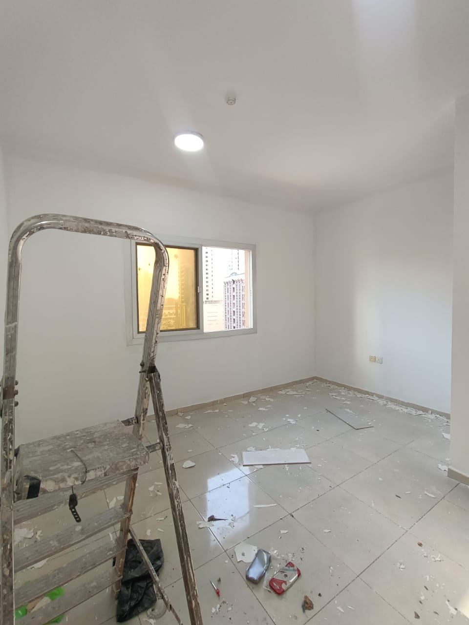 Apartment in Al Majaz 3 Balcony with a view of Al Majaz Lake Rooms overlooking Al Khan Lake 2 bedrooms and a living room Balcony, 2 bathrooms, and