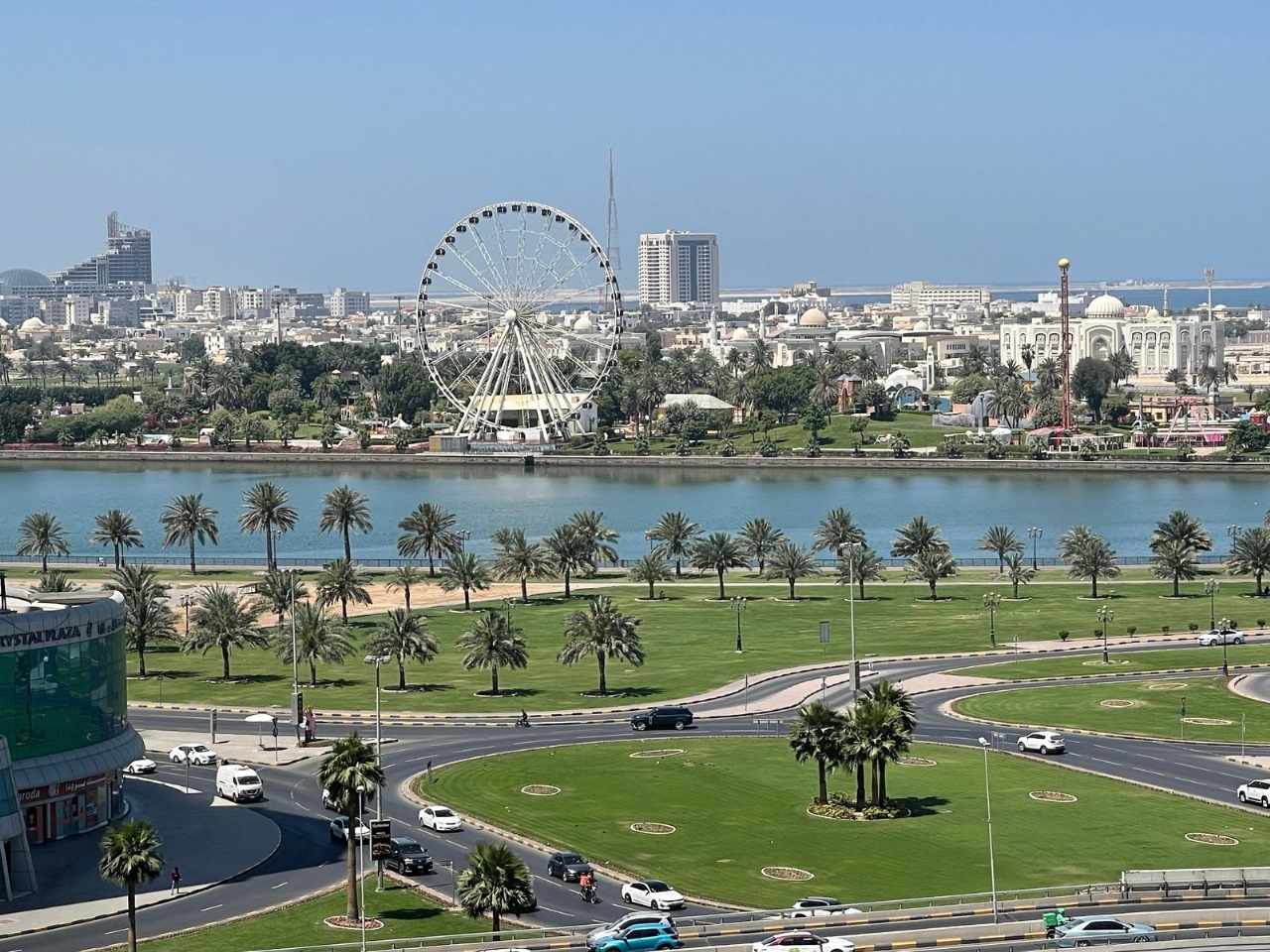 With excellent views, built-in wardrobes, central air conditioning, and a distribution system between the rooms. Close to all services and the central