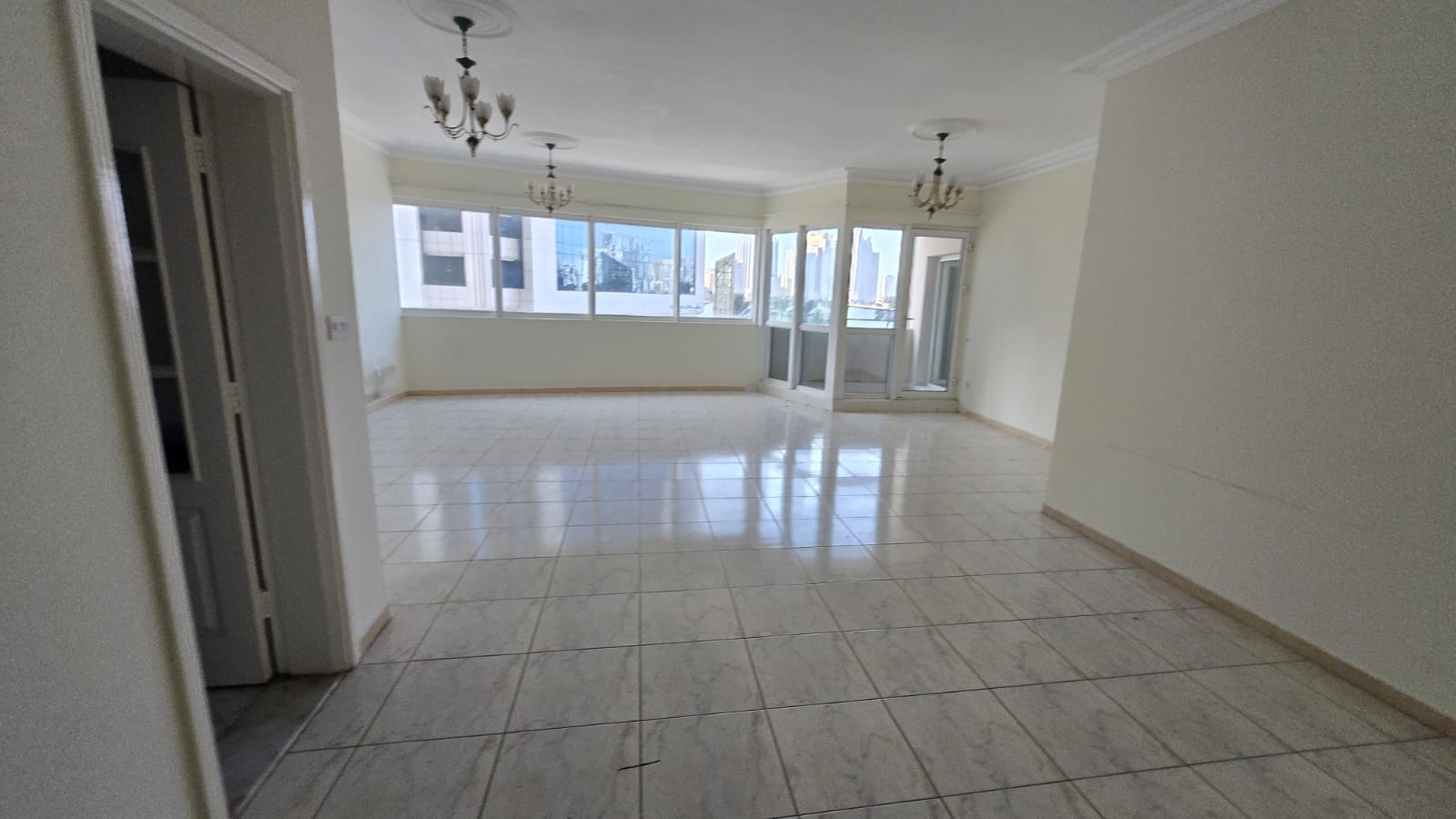 Three-bedroom apartment with living room in Al Majaz 2 Corniche, free AC, four bathrooms, balcony, master maid room, spacious layout, sea view, rent 7