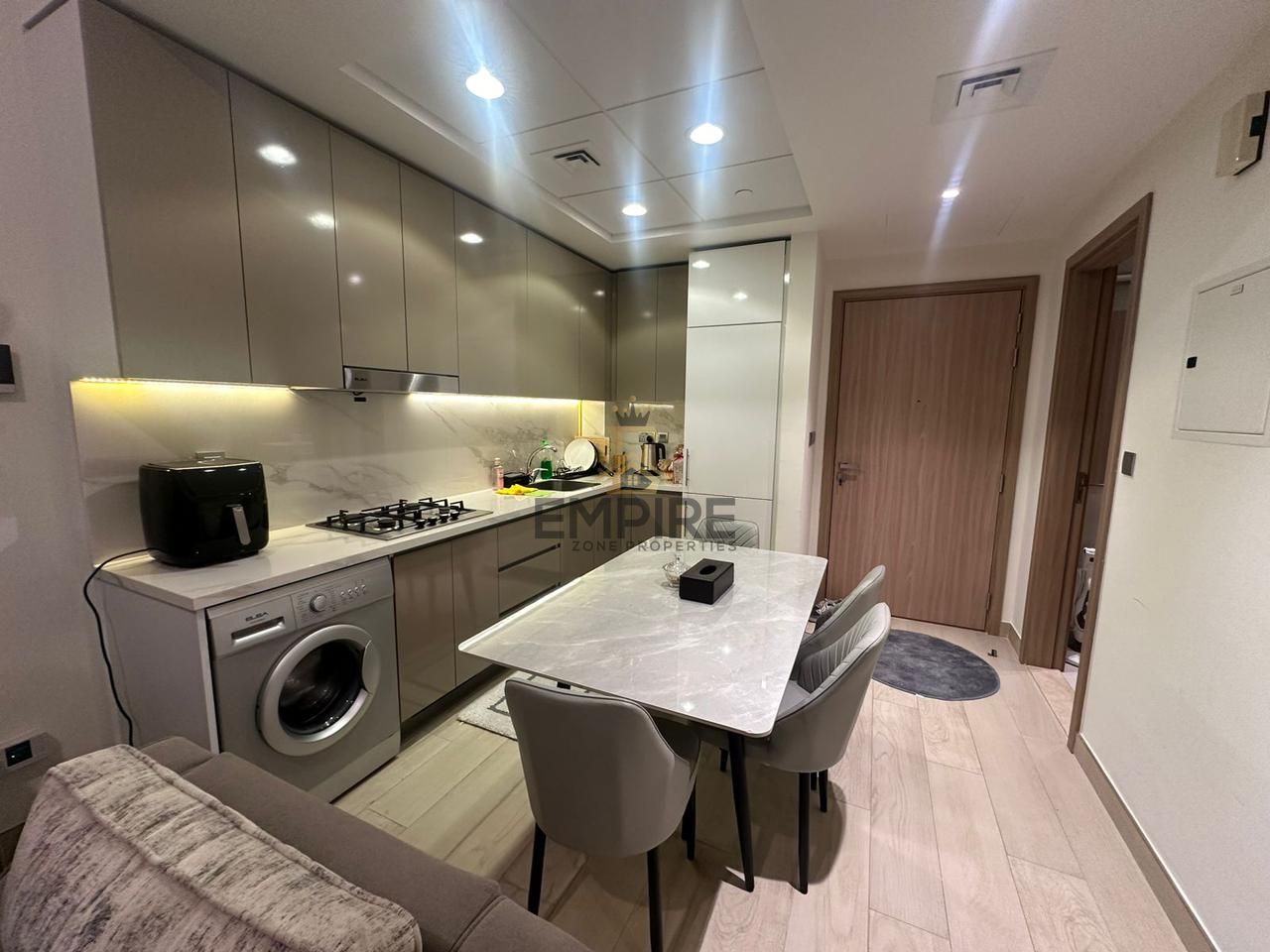 Elagent Living/1 Bedroom /2 Washroom/Ready To Move