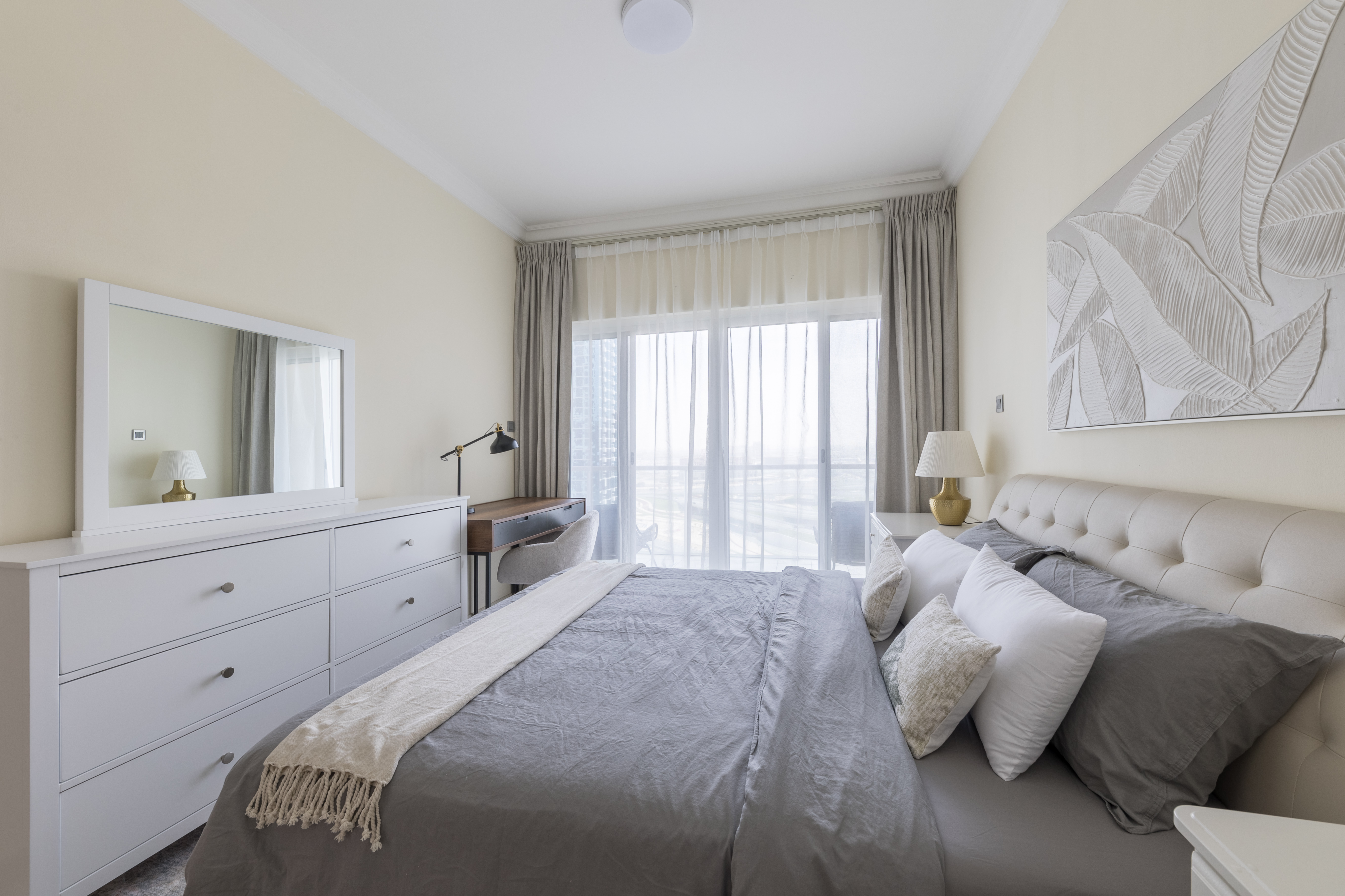 High floor | Lake & skyline view | Spacious layout