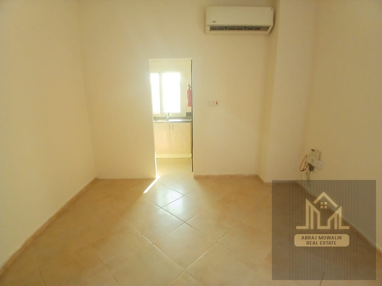 Ready to move apartment available prime location near bus station only family