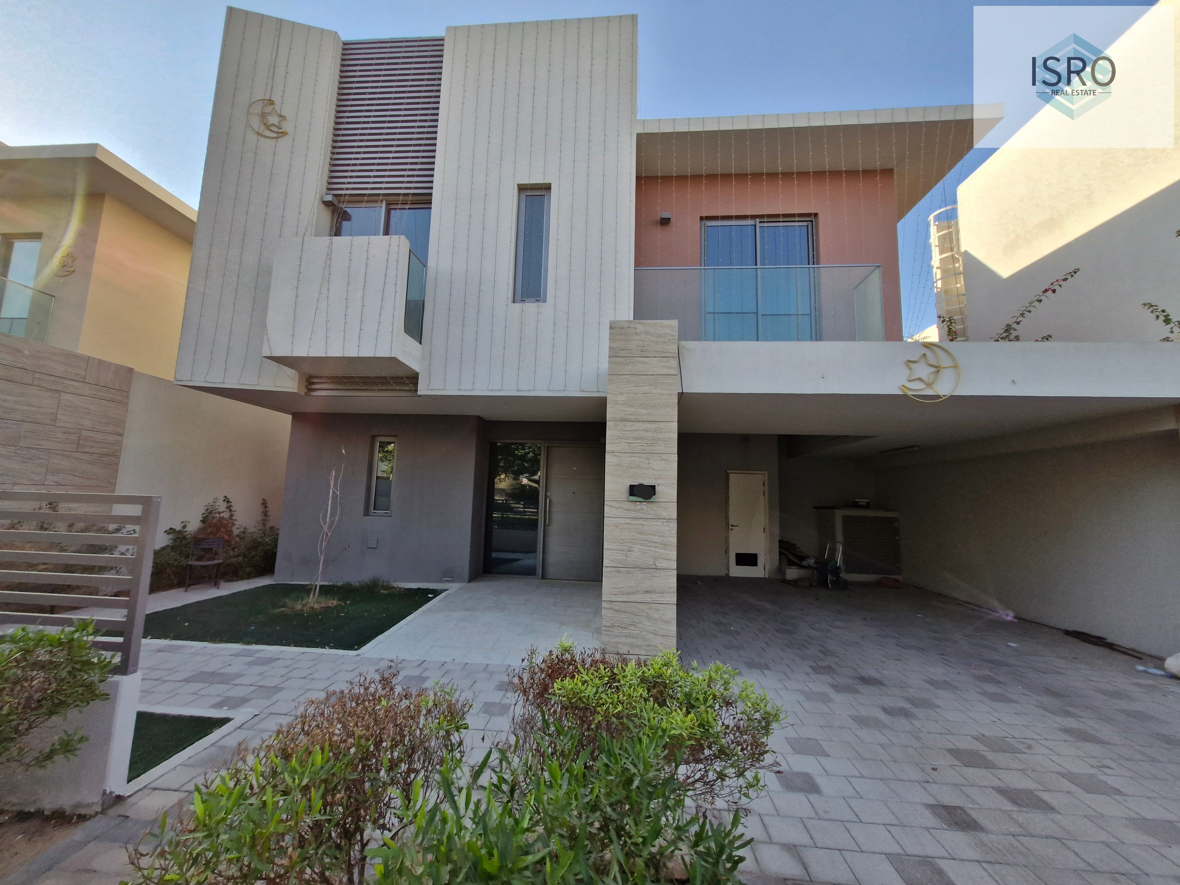 Move into this marvelous and spacious courtyard villa