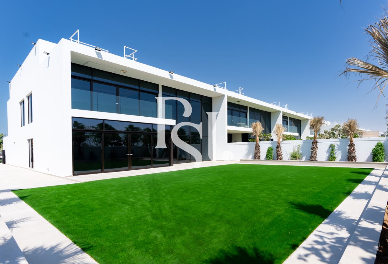 Corner | Upgraded Townhouse | Prime Location