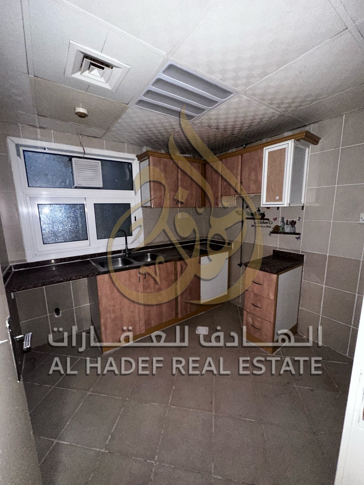 For annual rent in Sharjah, Al Qasimia area, Al Mahatta: 1 bedroom and living room with 1 bathroom and kitchen. Payments: 4 - 6 installments. Security