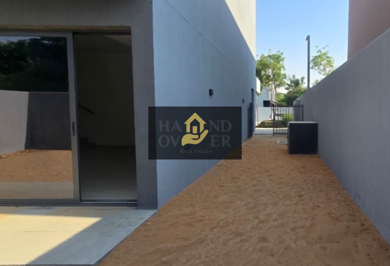 ROBINIA 4BR TOWNHOUSE | FREEHOLD | READY