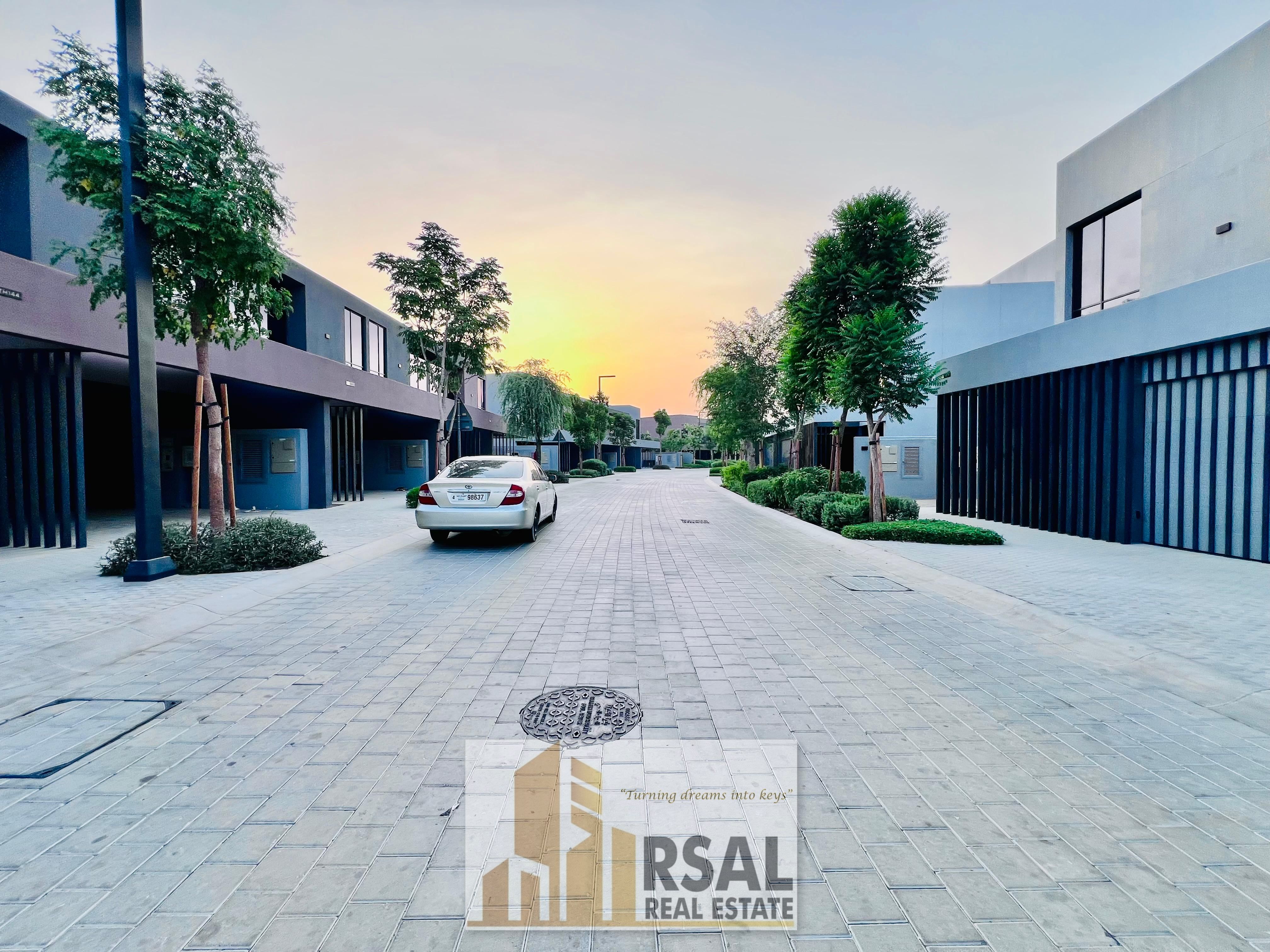 Single Row 3BR / Ready to Move / Semi Corner unit / robinia Massar