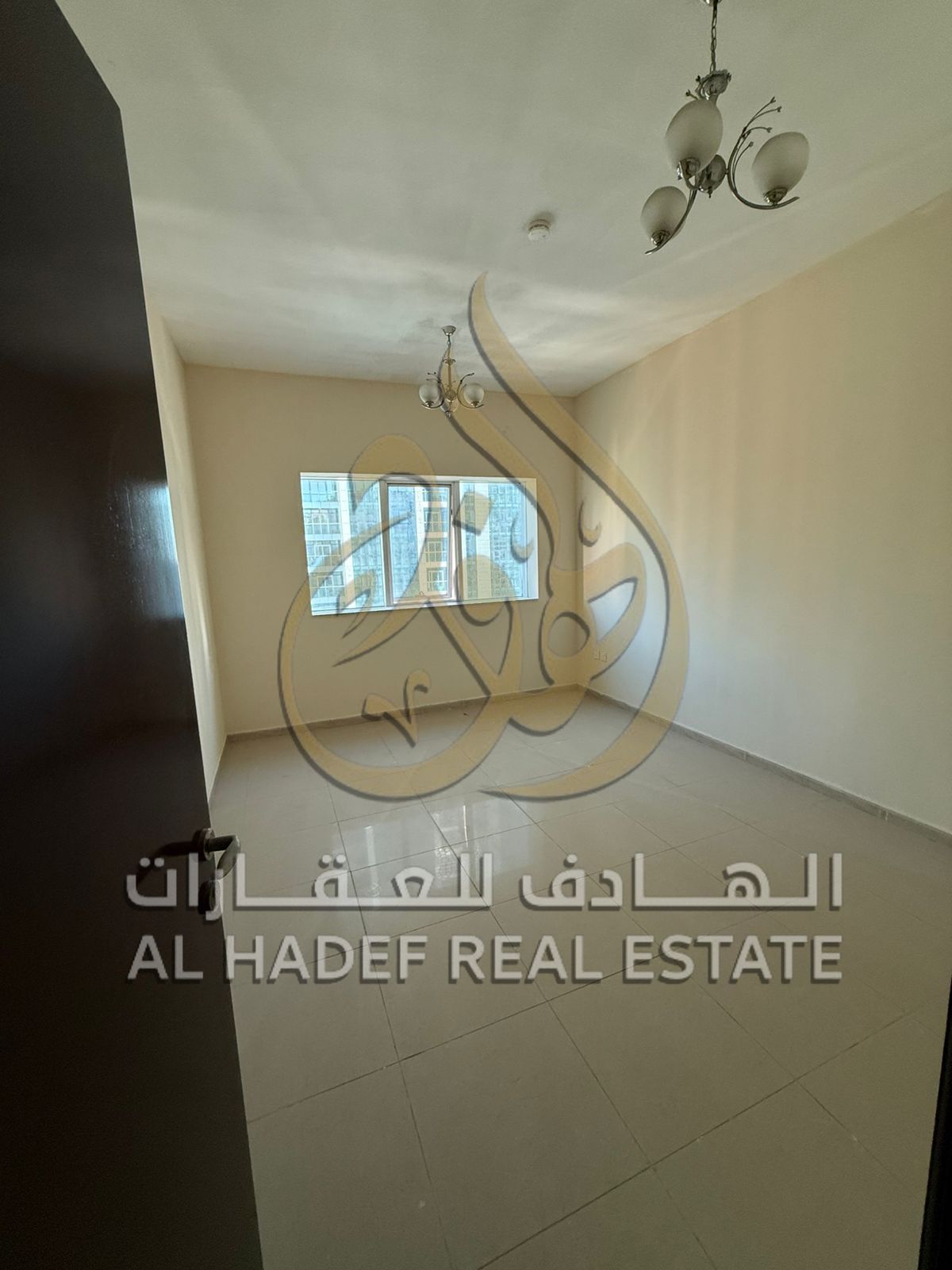 Three bedrooms and a living room for annual rent in the Taawun area. Air conditioning is the responsibility of the owner. Taawun, first row on the cor