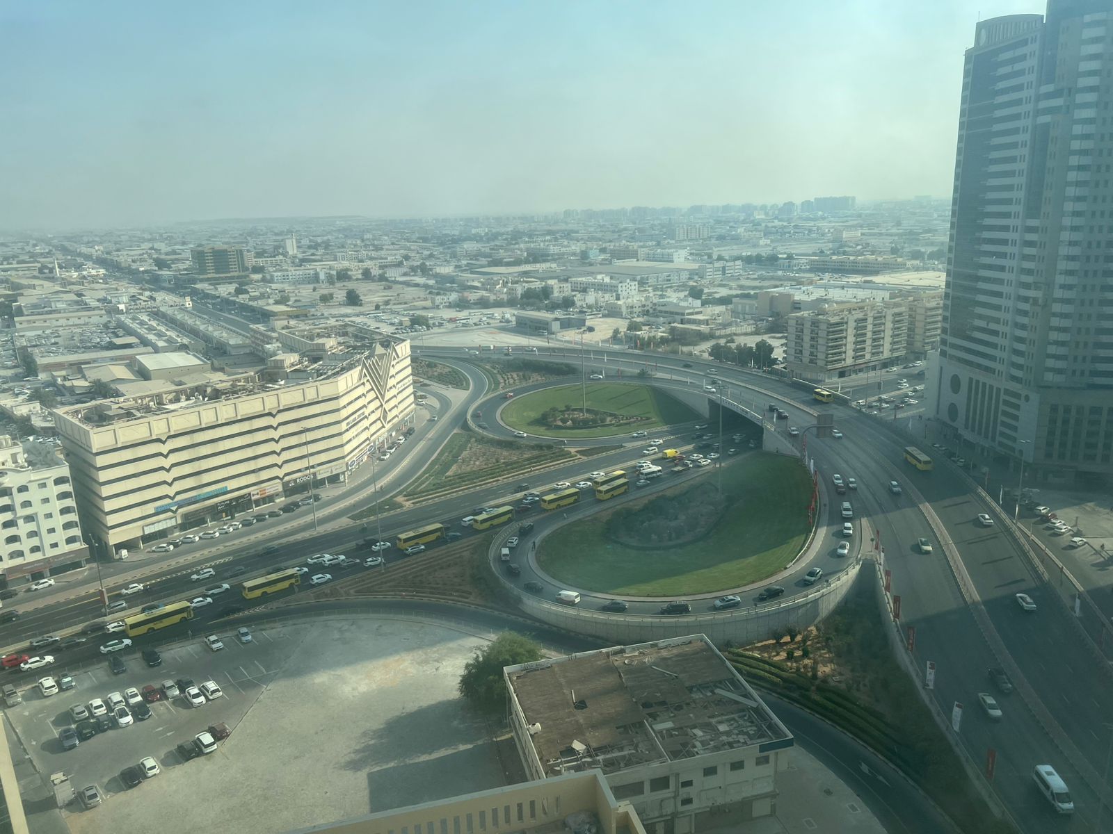 Shaqqa ghurftain wa sala / takyeef majanan / parking majanan / ghaz markazi / itlala maftooha / sahl al-wusool ila Dubai wa Ajman
