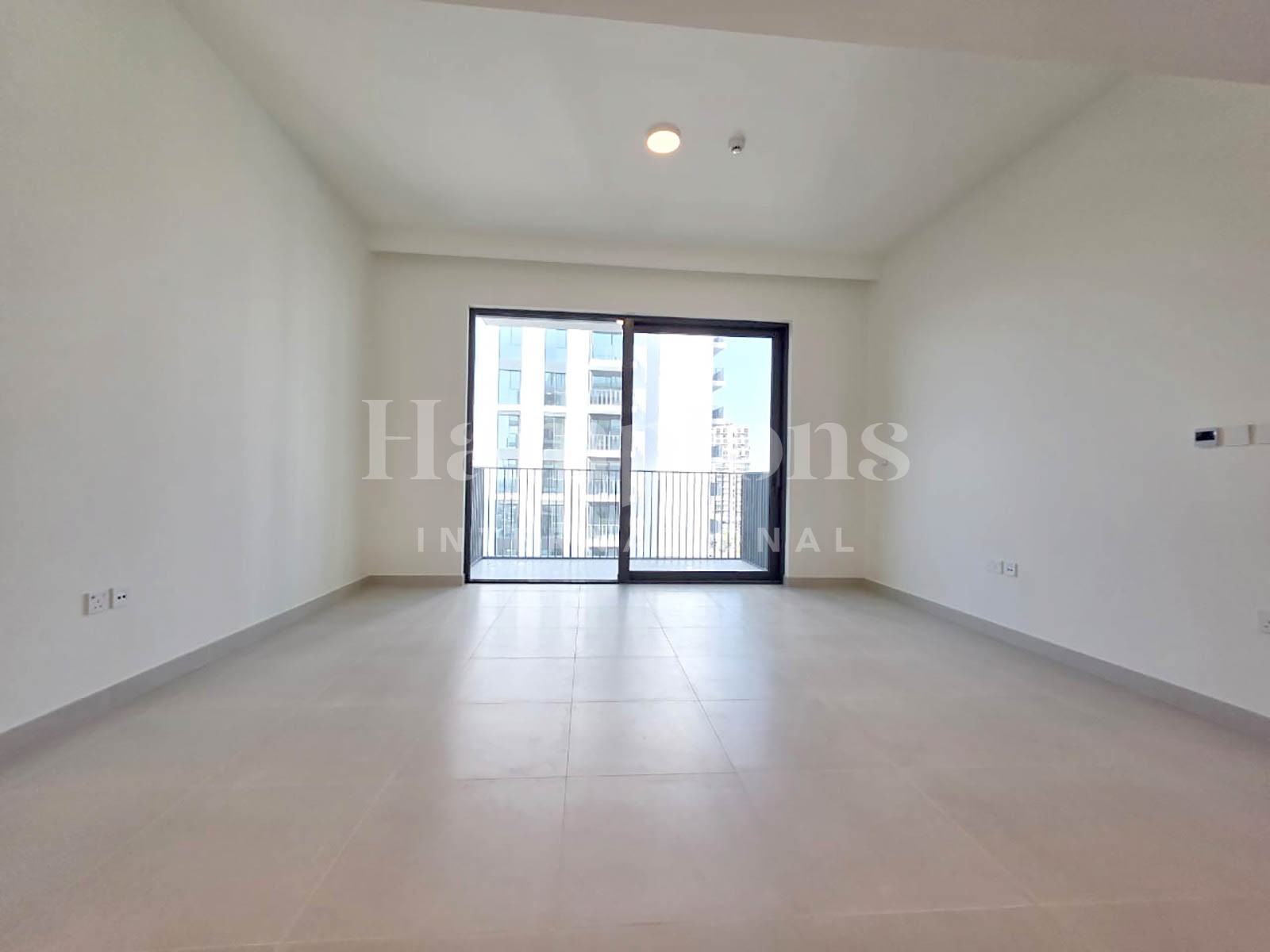 Modern Apartment l Natural Light l Pool View