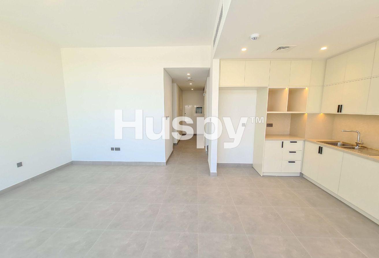 Available Now I Unfurnished I Park Backing