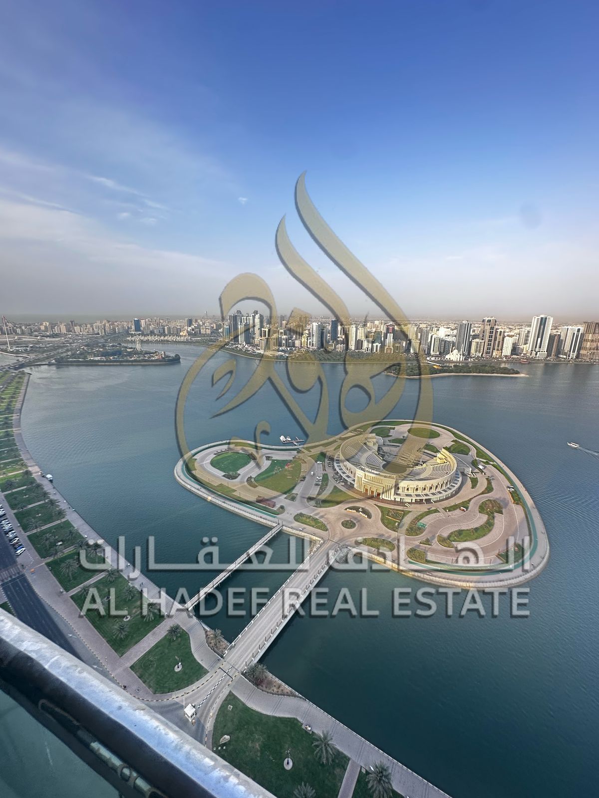 For rent in Sharjah, in the Al Majaz area: 3-4 bedrooms, a living room, a maid's room + 3 balconies with built-in wall cabinets. Payment in 4-6 cheque