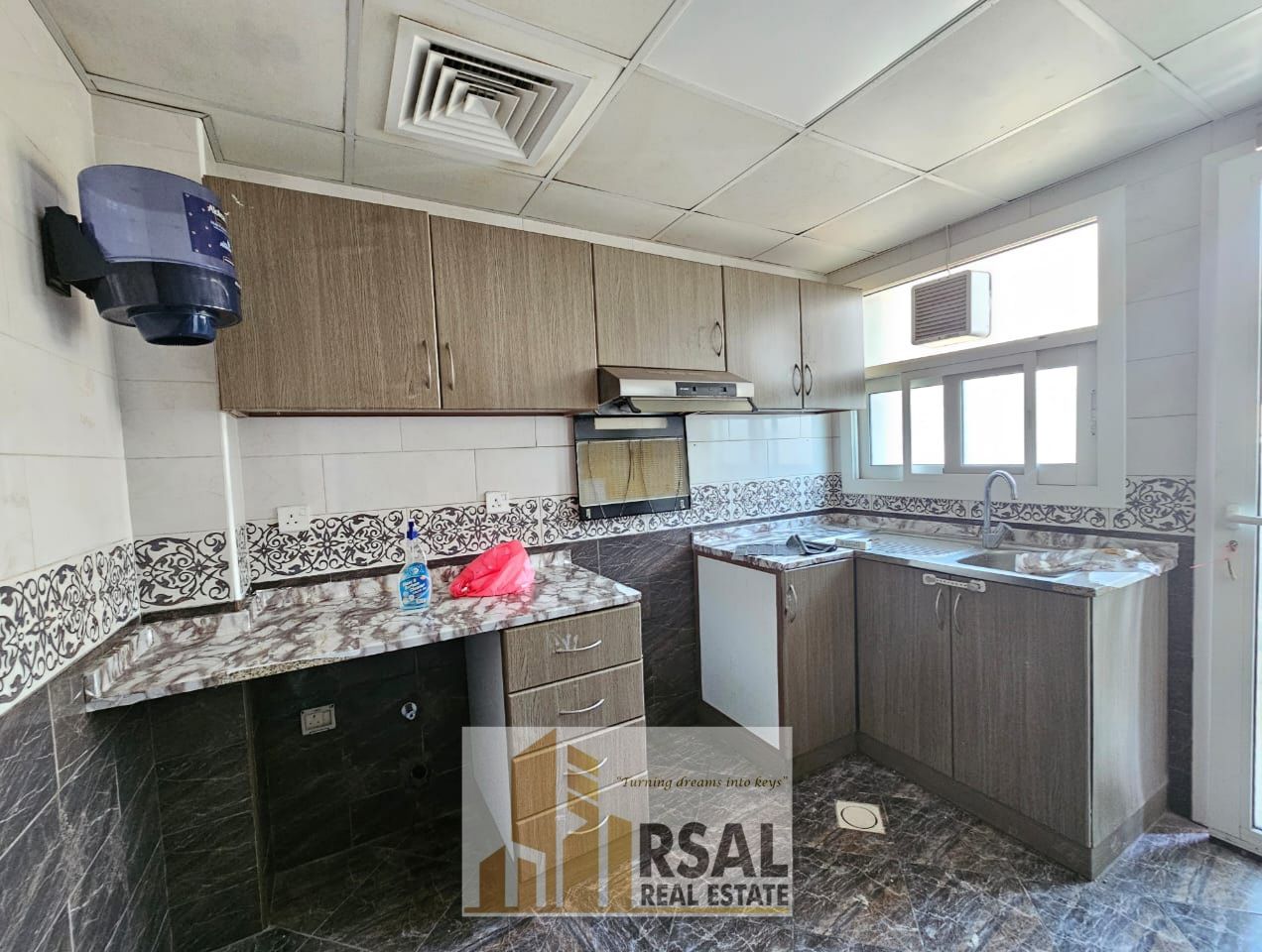 Specious 1BHK With 2Bathroom/Family Building/Near Muwahila Commerical