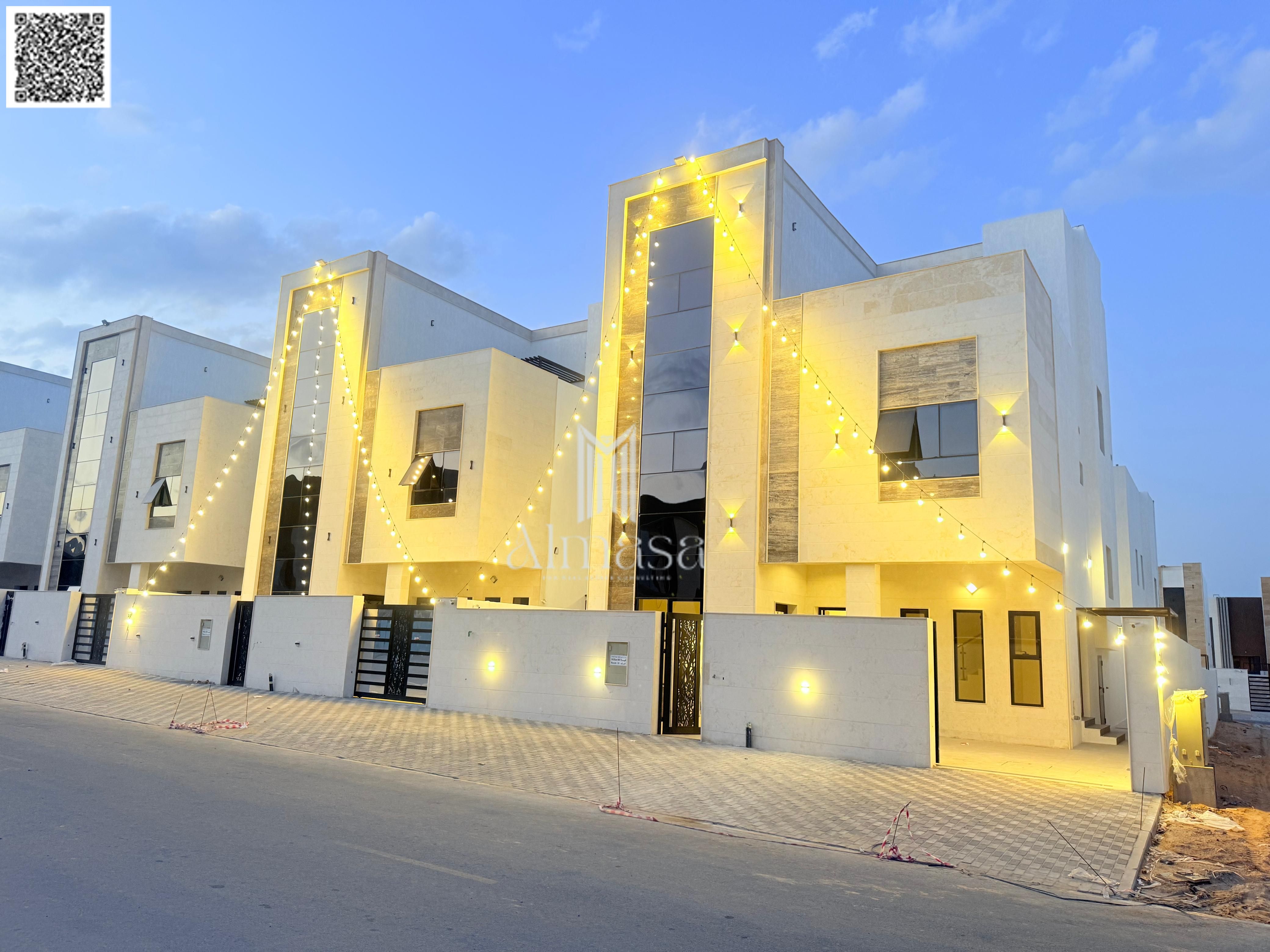 Six-bedroom villa, registration fees included. Modern design with excellent finishes, strategic location, two floors, and a roof terrace.