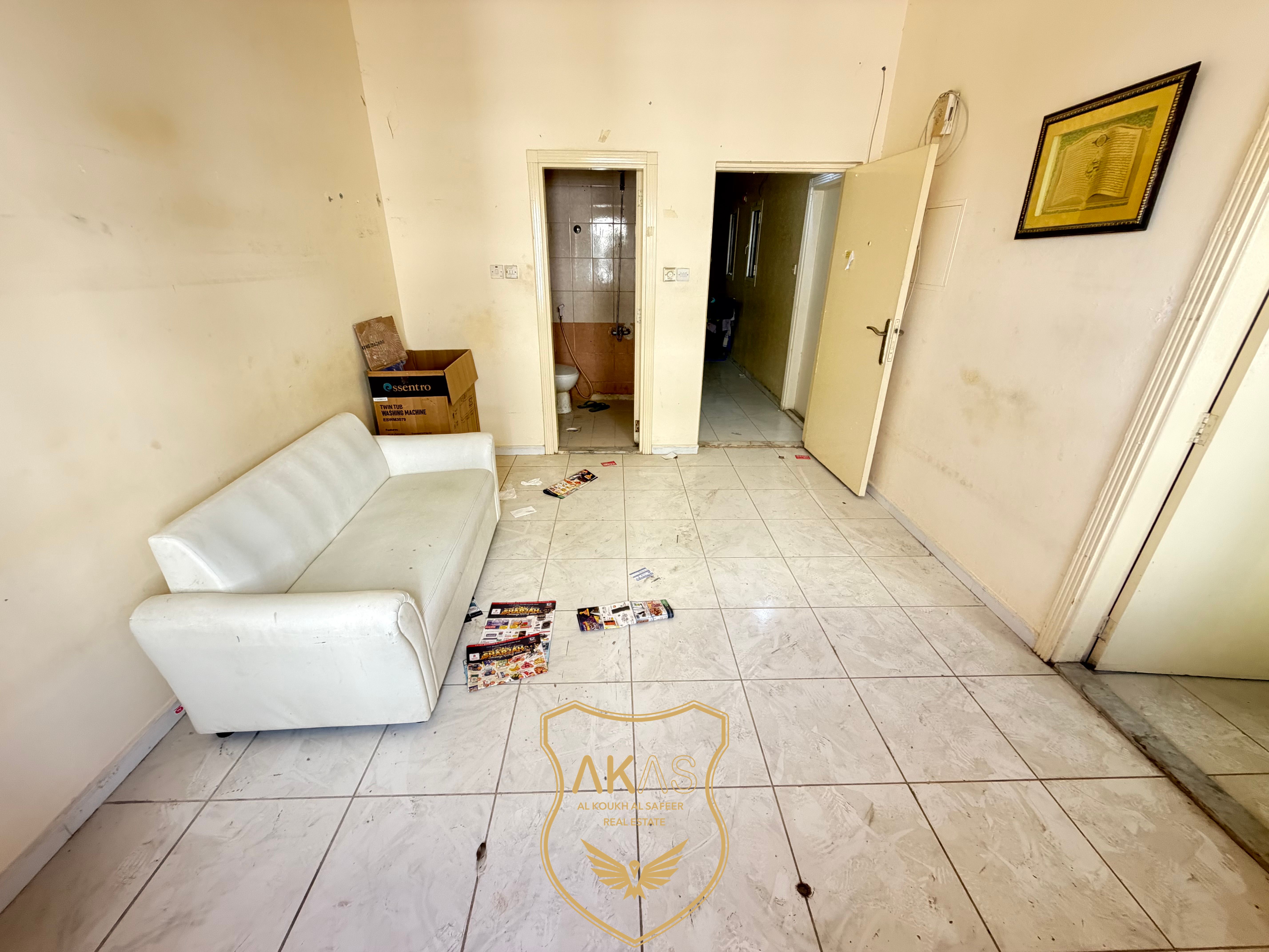 Spacious Studio Apartment with separate kitchen Free parking