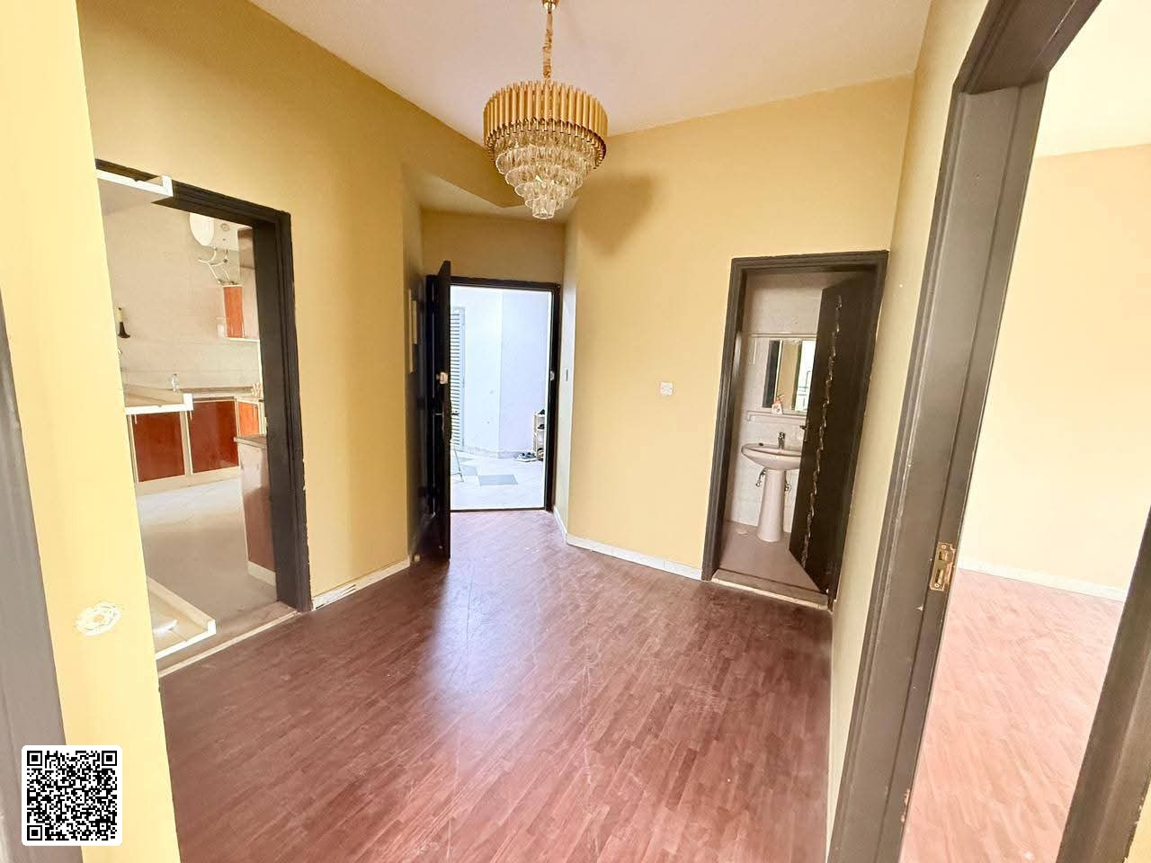Apartment for rent: two bedrooms, living room, kitchen, two bathrooms, and a balcony. No air conditioning. 27,000 SAR. Payment in 4 or 6 installments.