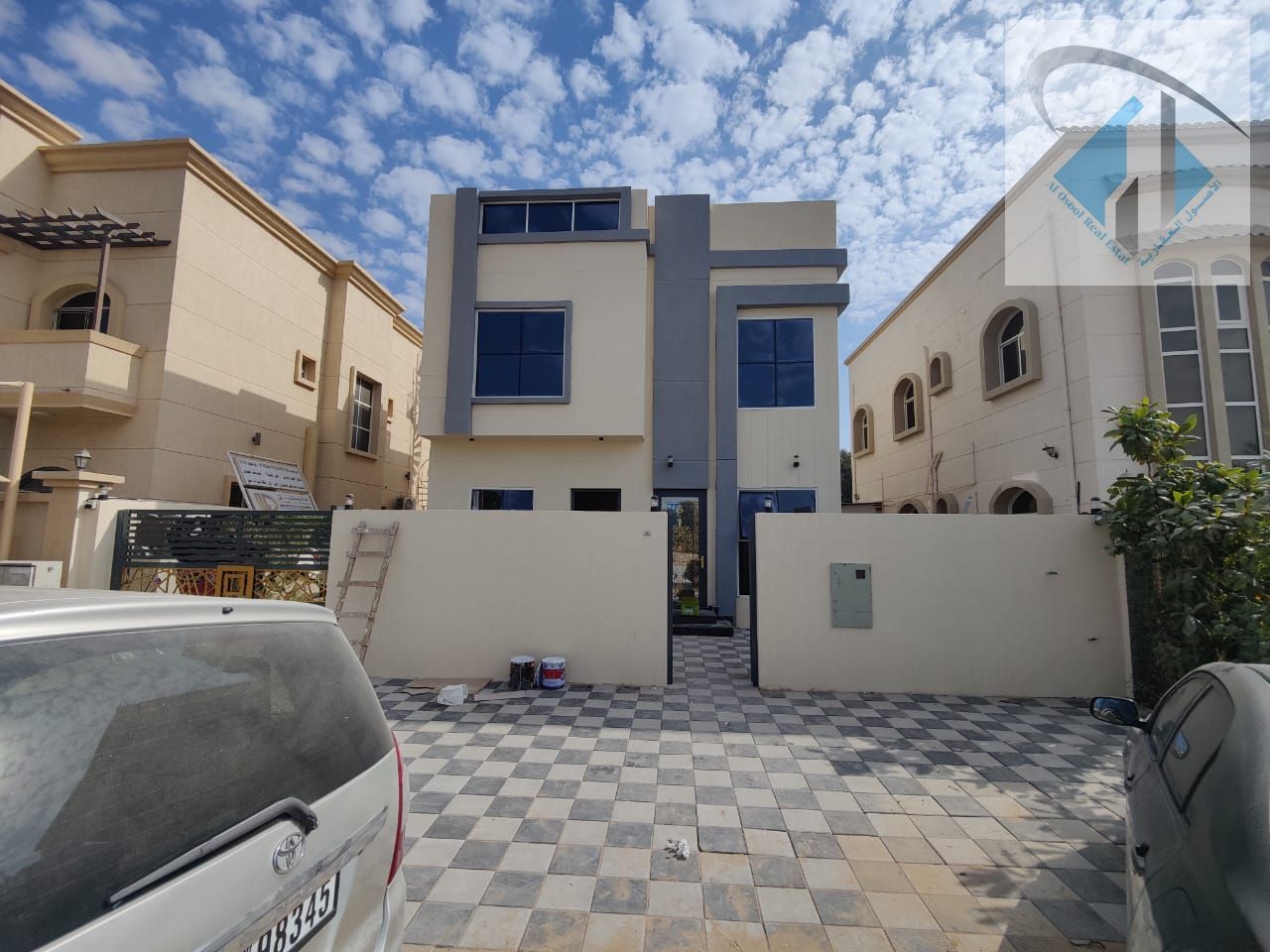 Unfurnished 3-bedroom villa with private garden in Al-Haliu