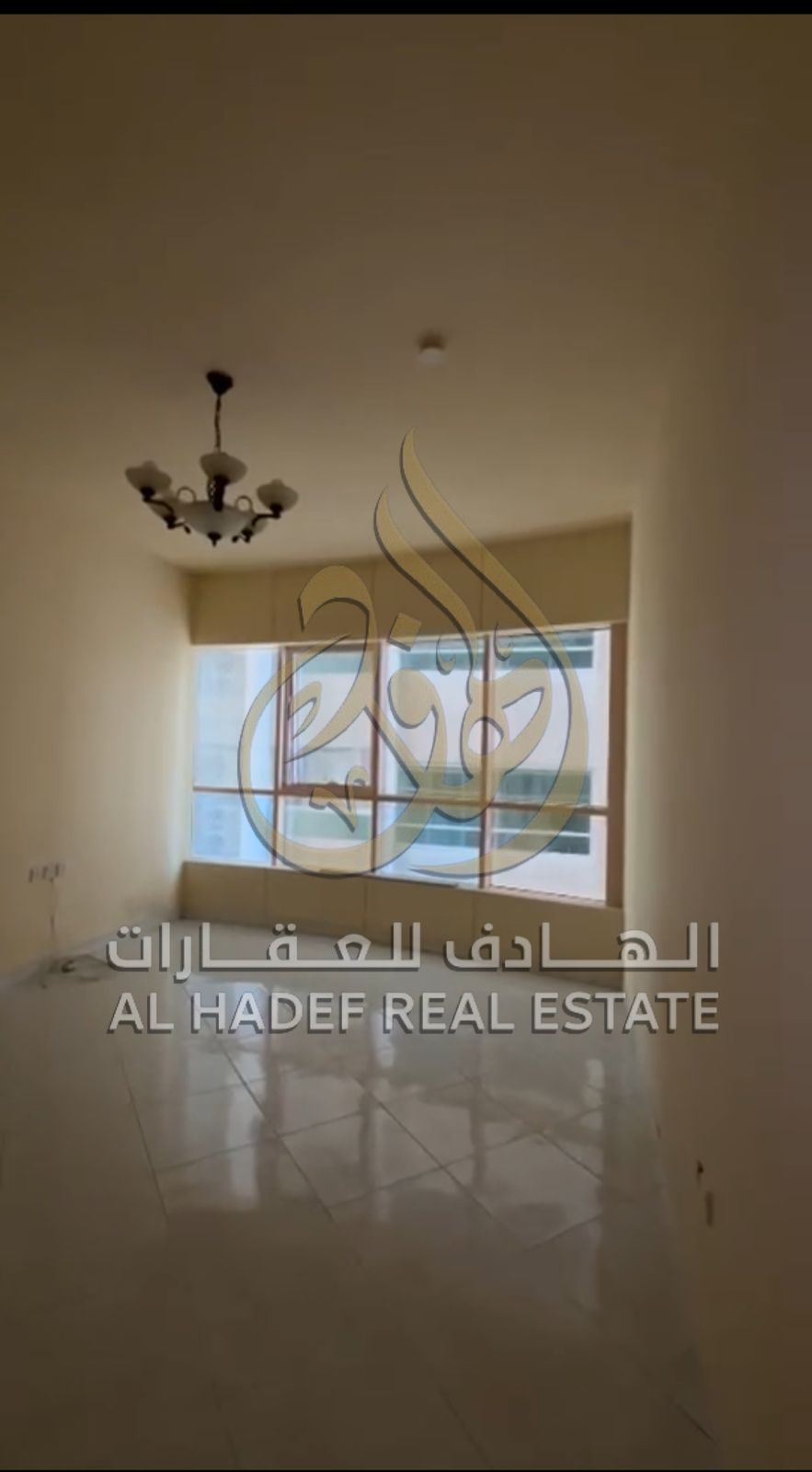 For rent in Sharjah, Al Majaz 3 area: an apartment consisting of 3 bedrooms, a living room, a maid's room, 3 bathrooms, living area. Payment in 4 or 6