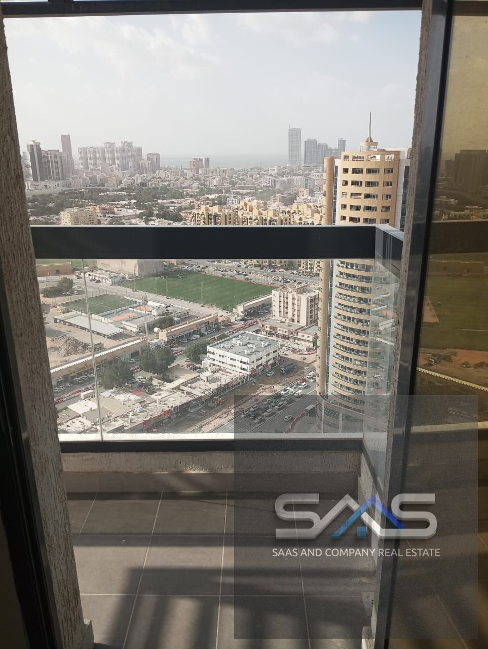One-bedroom apartment for annual rent in a strategic location close to transportation and shopping centers.