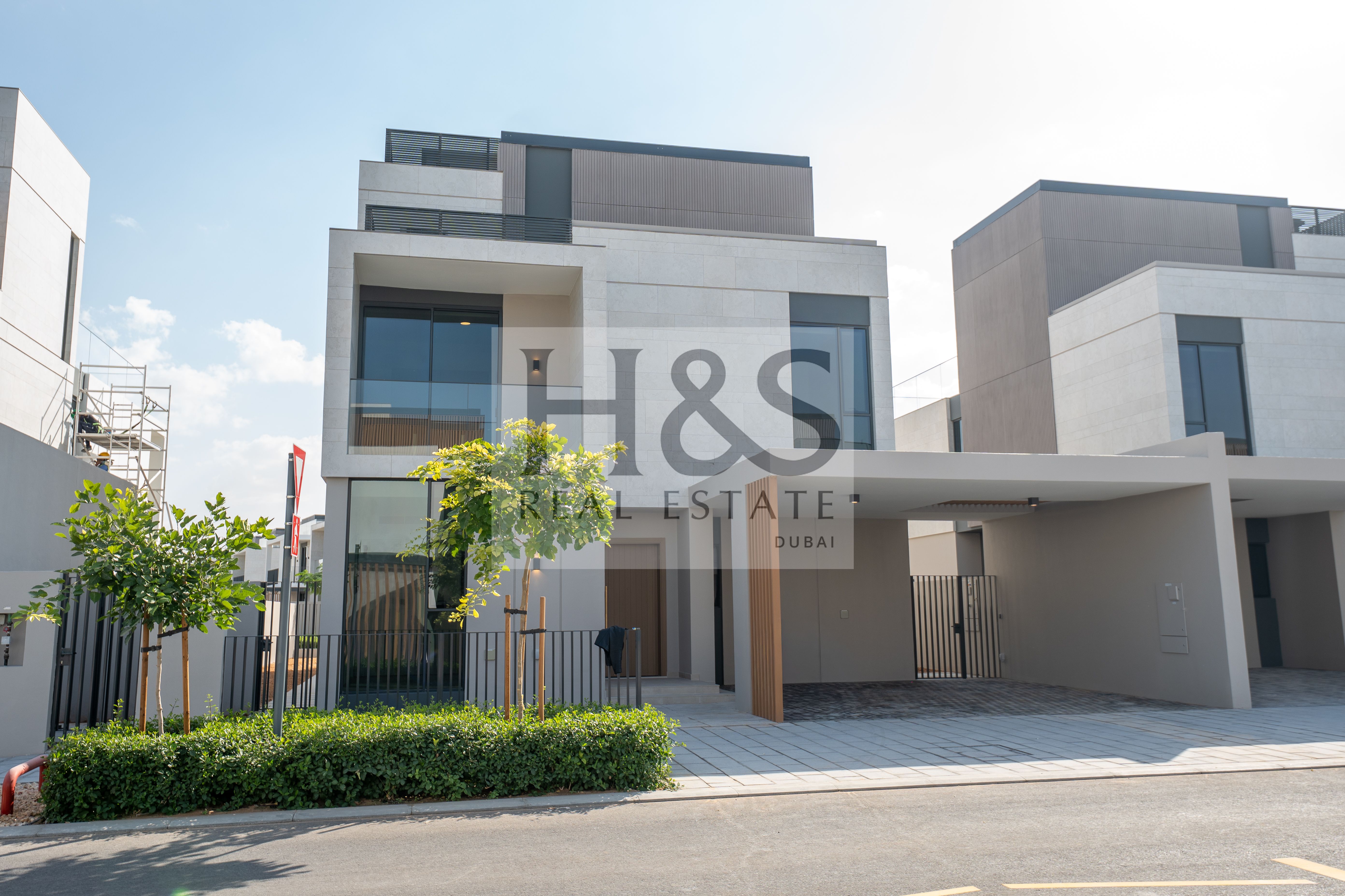 SINGLE ROW | READY TO MOVE IN | CLOSE TO PARK