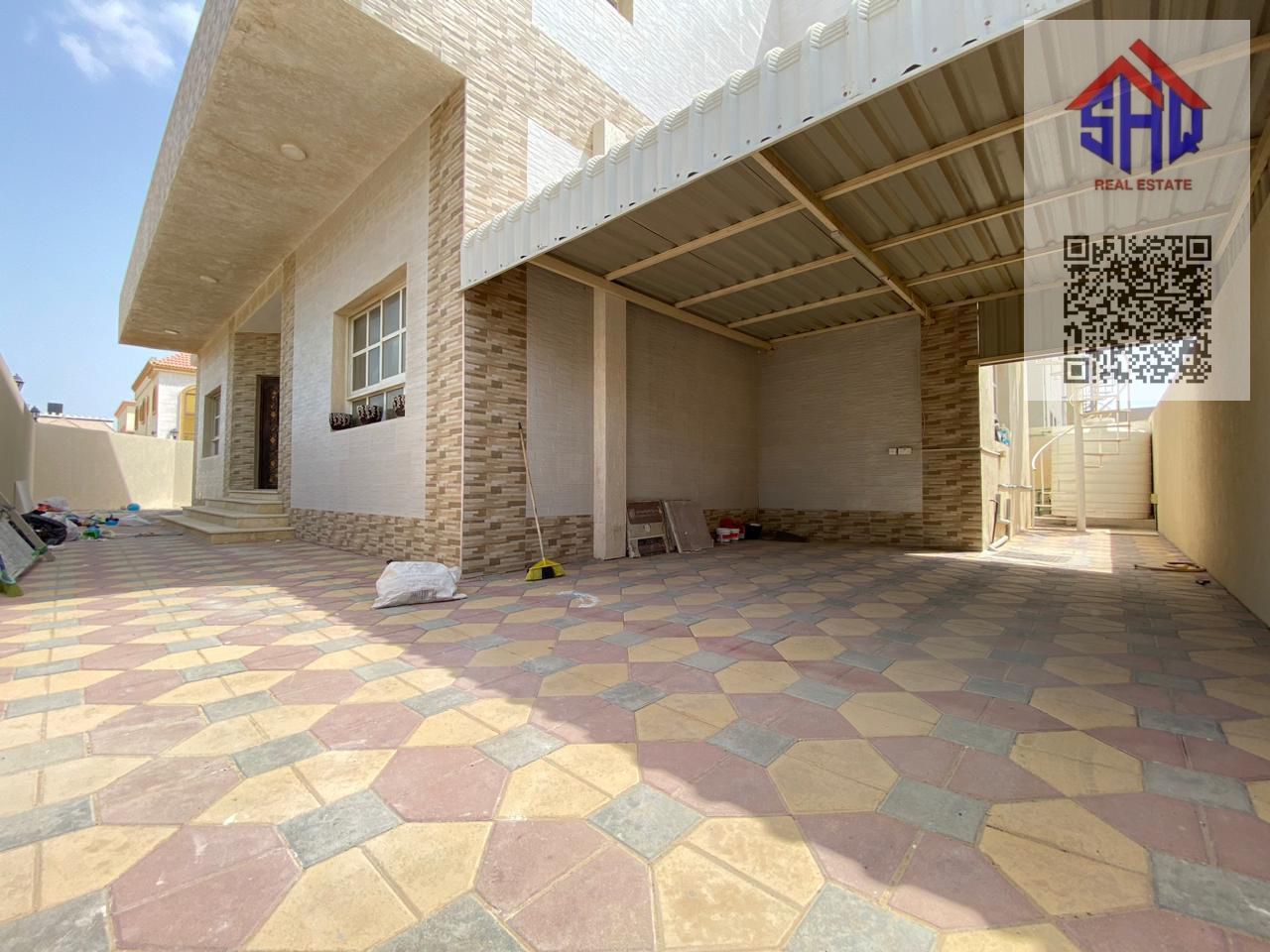 Villa for sale in Al Muwaihat area on Sheikh Ammar Street, near Nesto and the Saudi Hospital. It features five majlis (reception rooms), a living room, and a maid's room.