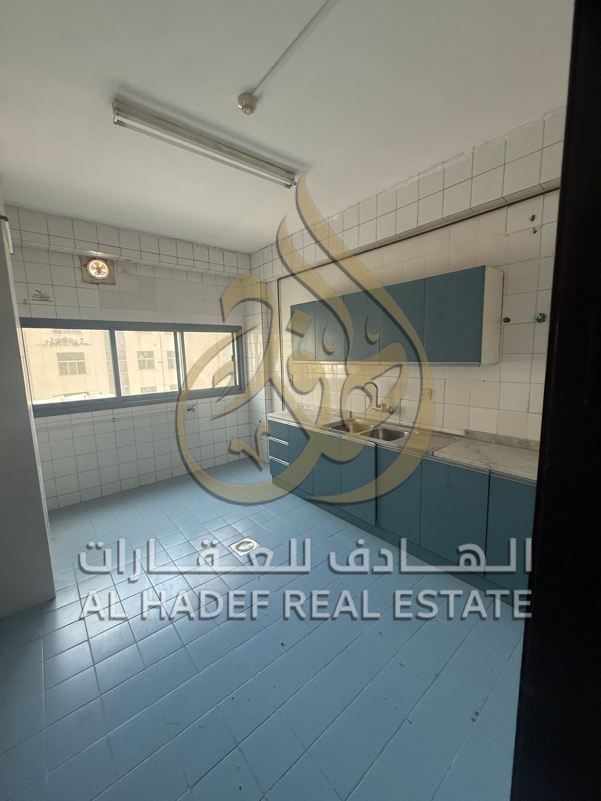 For annual rent in Al Majaz area 3: available 3 bedrooms, a living room, 3 bathrooms, 3 balconies, with a second kitchen. It is close to Khalid Lake,