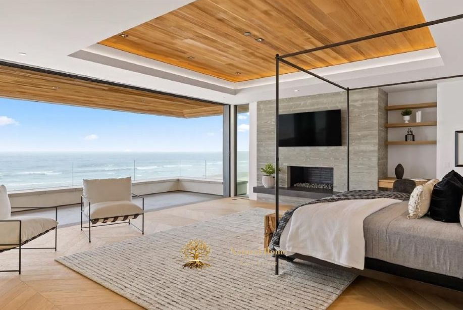 At the Majestic Palace, you don't live by the sea, you own the horizon. Eight spacious rooms and a private beach will change your perspective on marin