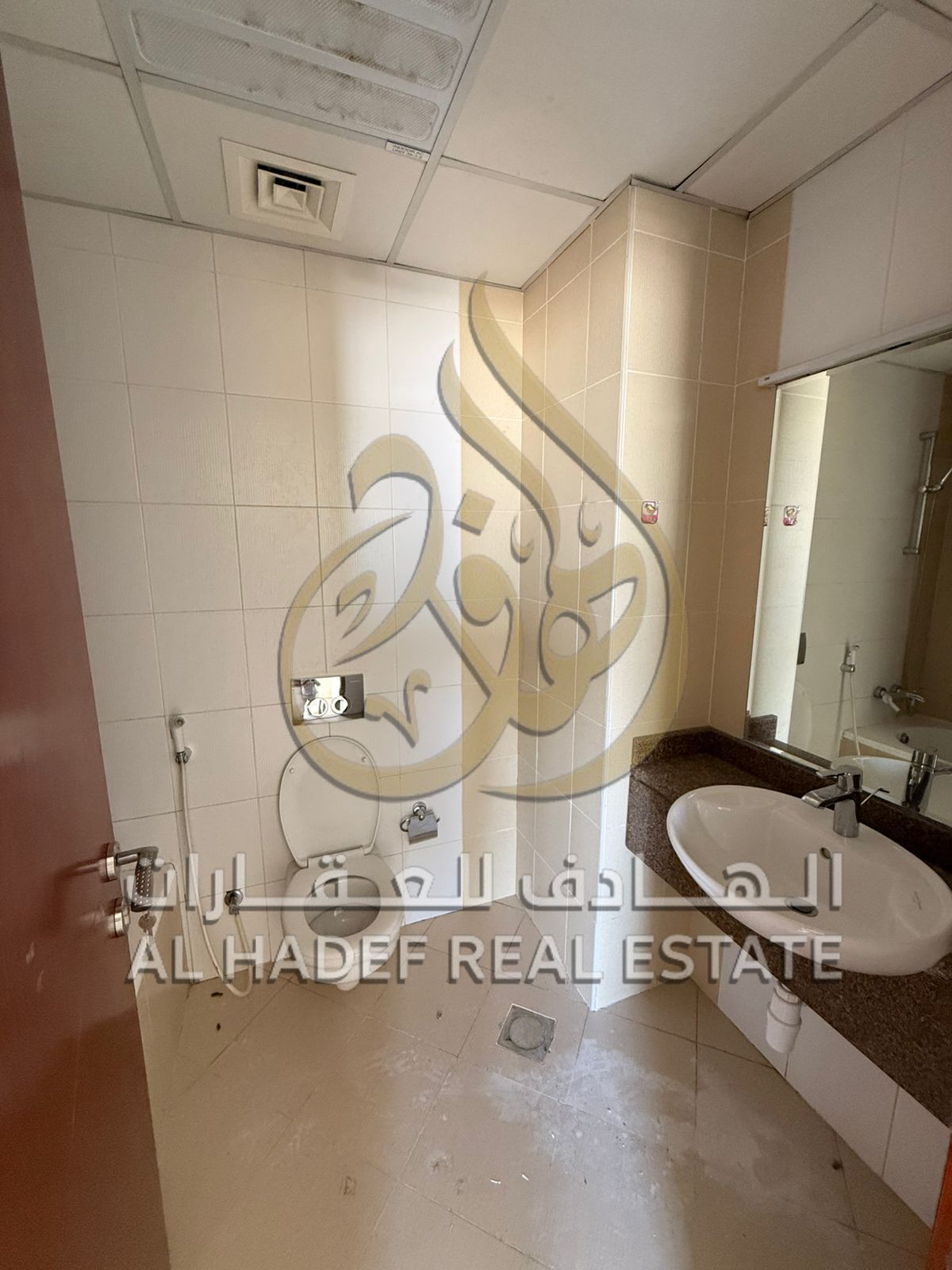 For annual rent in Al Khan: three bedrooms, a majlis, 2 balconies, a master maid's room, 4 bathrooms, built-in wardrobes, with free parking.