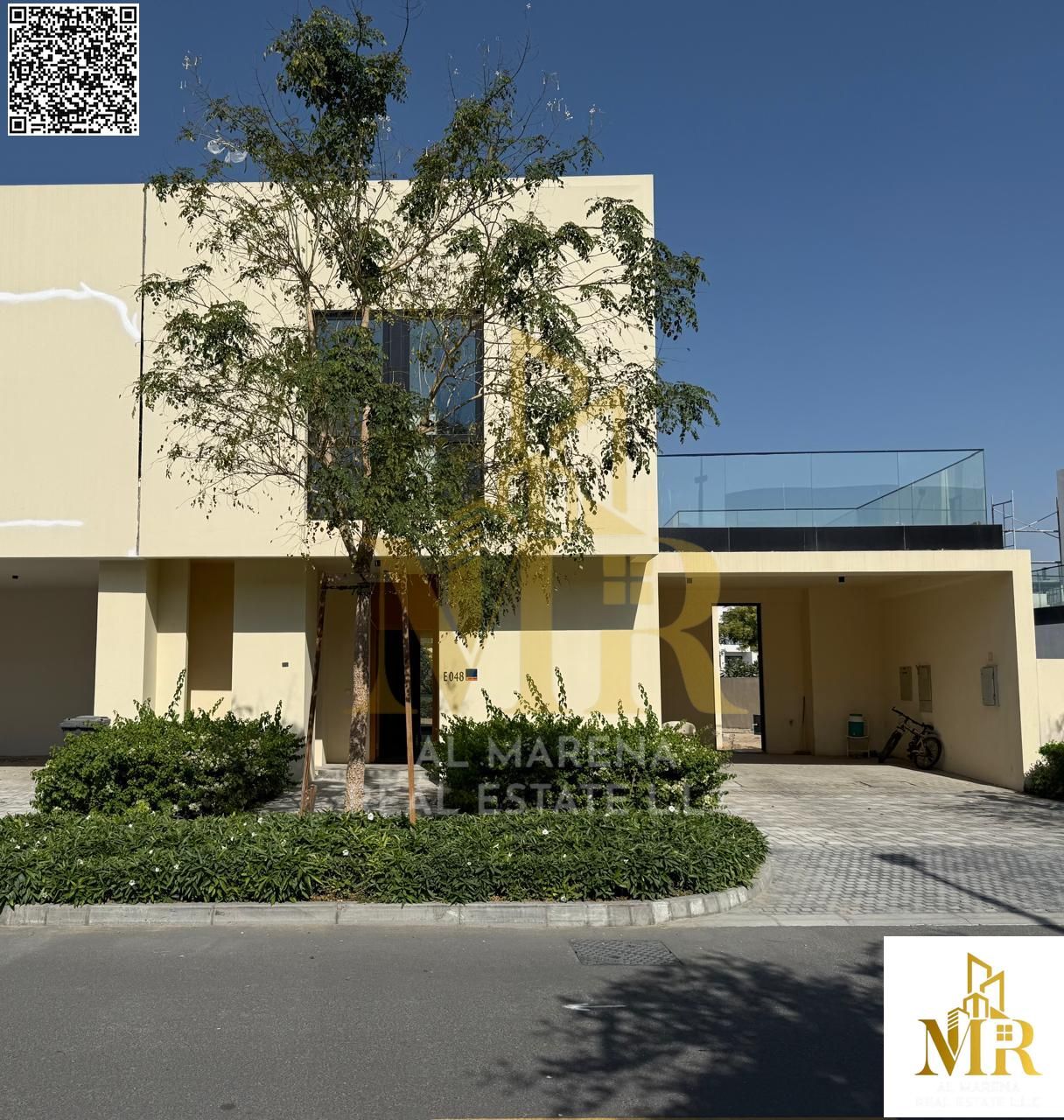 Overlooking the golf course and lake, private pool, spacious and luxurious finishes, including electricity, water, and air conditioning.