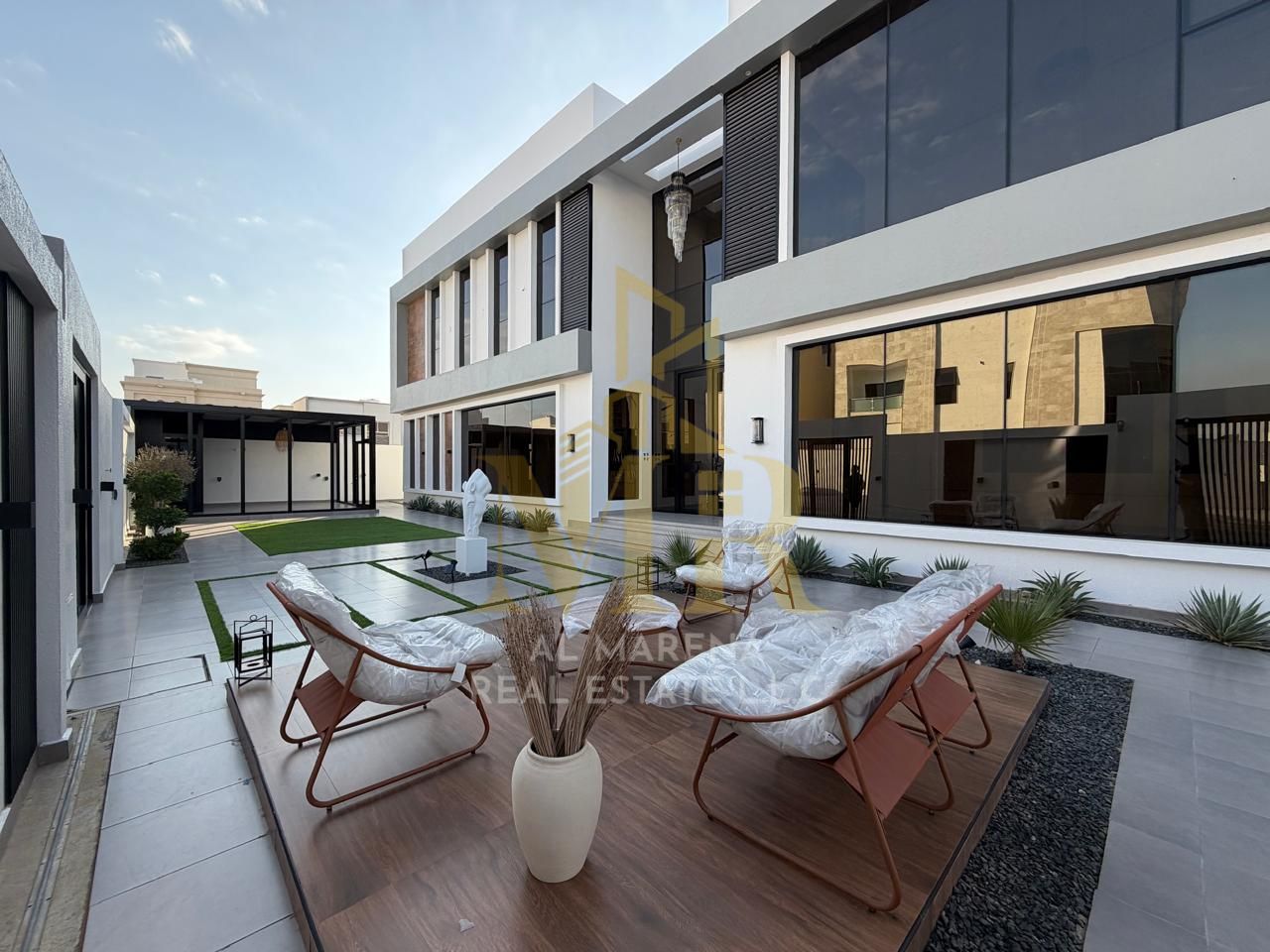 Villa for sale directly from the owner, custom-finished, on a main street, close to all services. Freehold ownership for all nationalities, no down pa