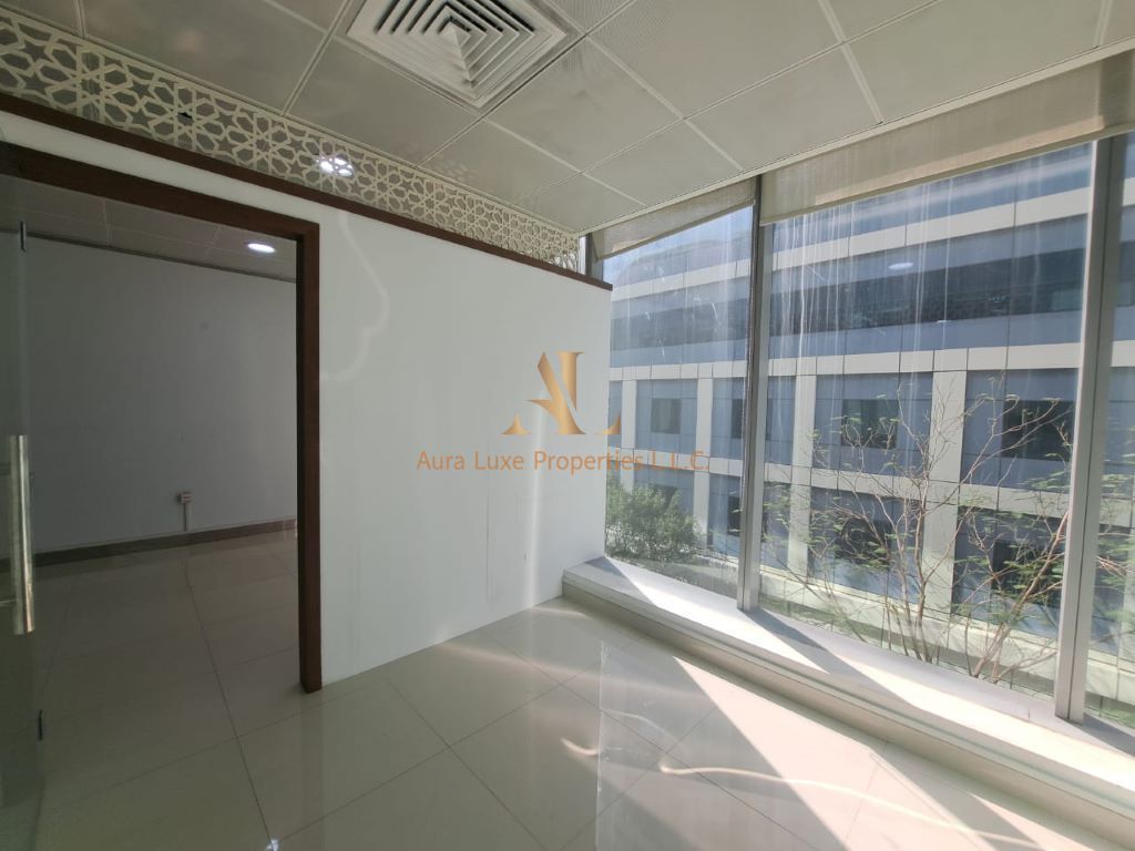 Dewa Free: Sheikh Zayed Spacious Partition Office