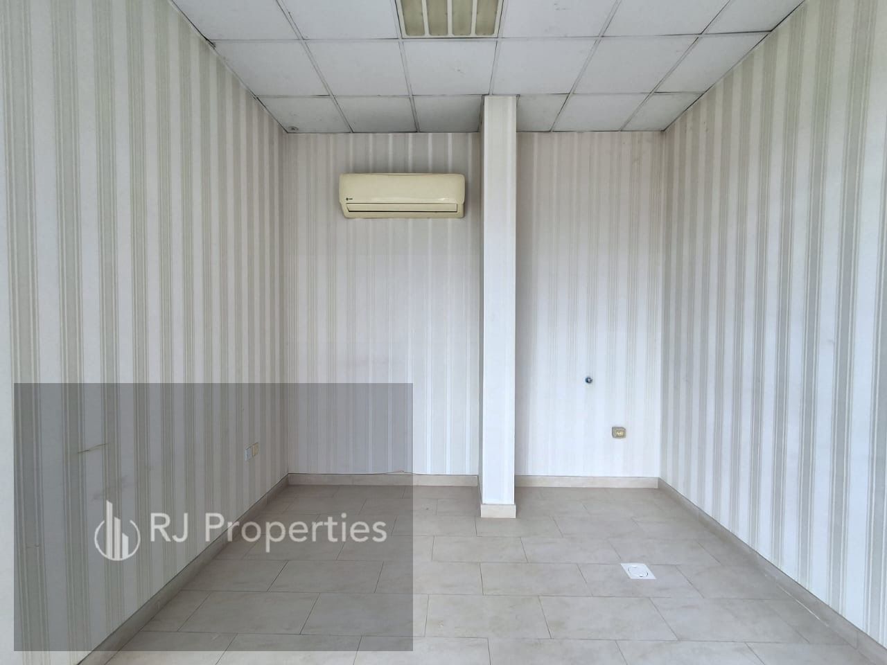 Limited offer shop available in Muwaileh commercial just 10k