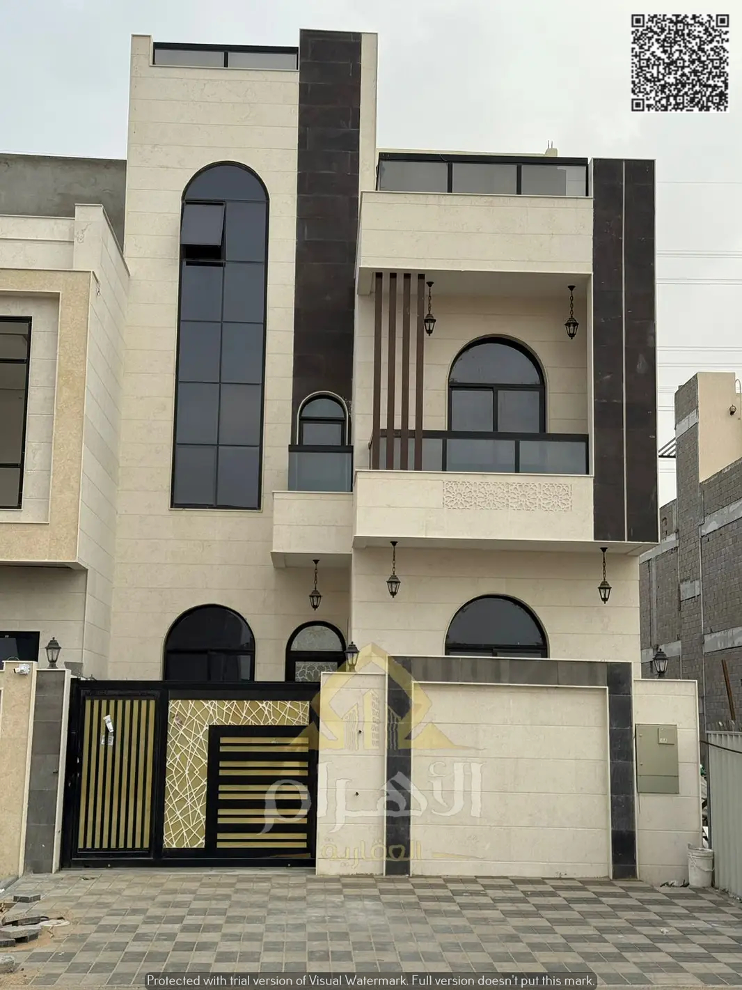 Villa for sale in Ajman, Al Helio 2 area. The villa consists of 5 master bedrooms, a majlis (formal sitting room), a living room, a maid's room + roof