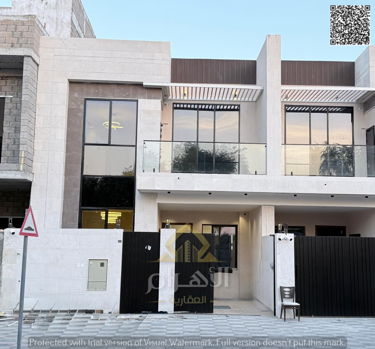 Own a modern villa in Al Yasmin area with luxurious finishes and a garden, with no down payment. Close to all services and amenities. Price includes r