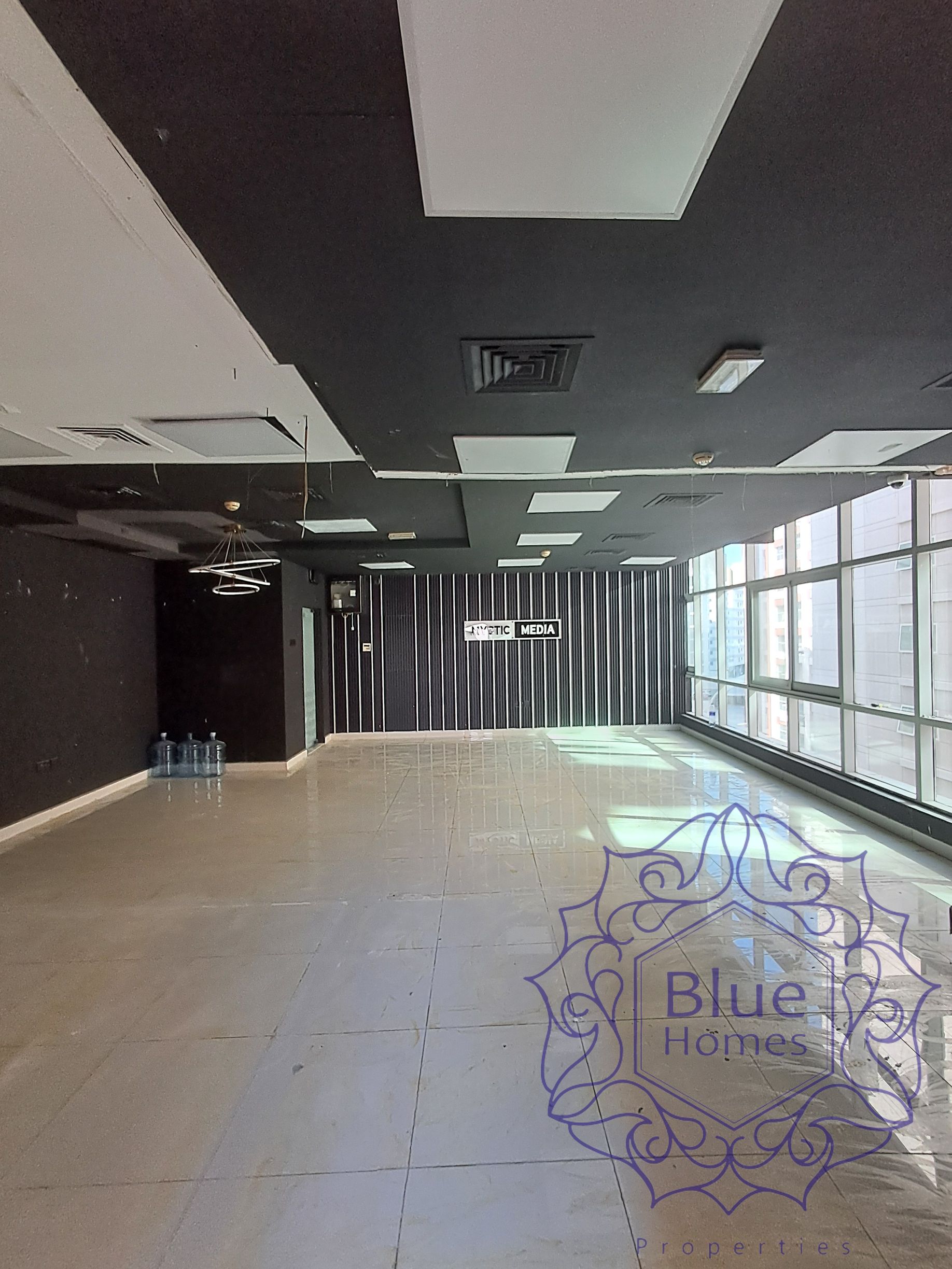 Open layout pan panoramic view individual office| balcony
