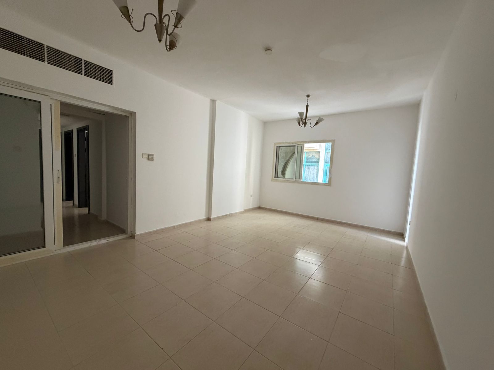 Master bedroom and 2 bathrooms, spacious with a balcony offering excellent views, close to all services and the Dubai exit.