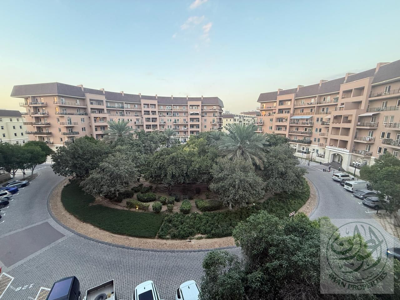 Amazing Large Studio Green Roundabout View