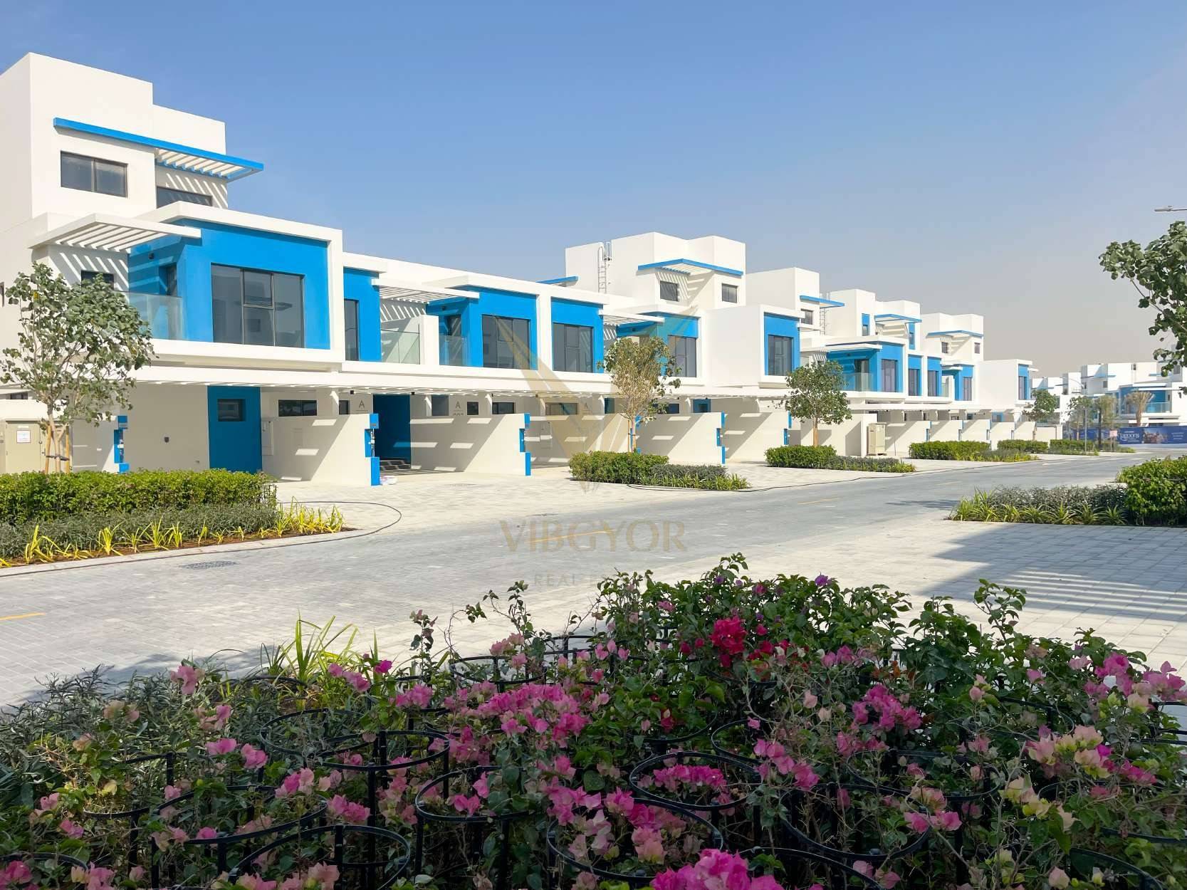 5 BR Santorini-Style Townhouse | Ready to Move In