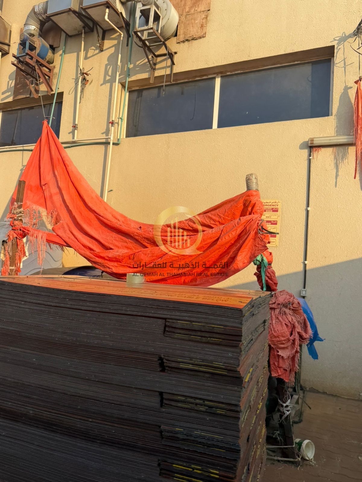 For sale: warehouses and worker accommodations in Al-Saja Industrial Area, Al-Hano Al-Jalil, Block 2 Property area: 32,292 sq ft Consists of two war