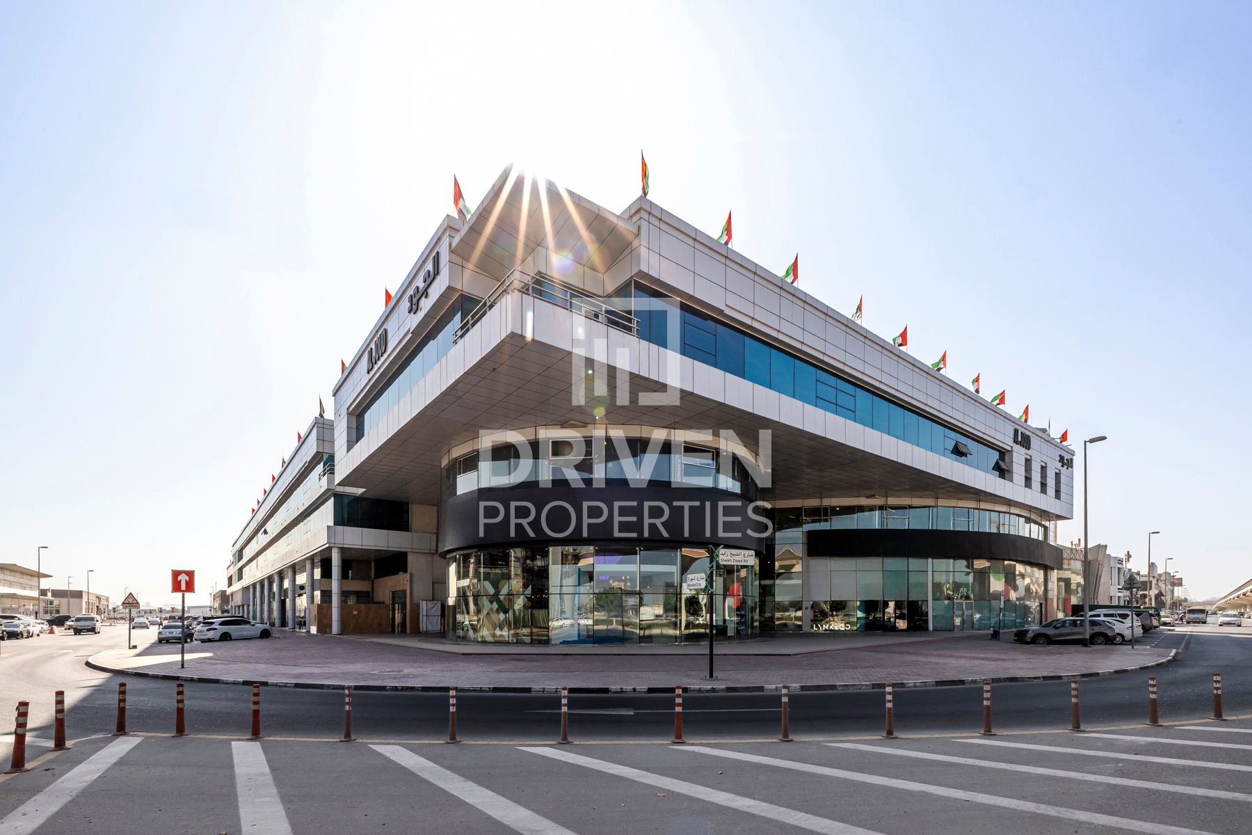 Showroom and Mezzanine | Direct access from SZR