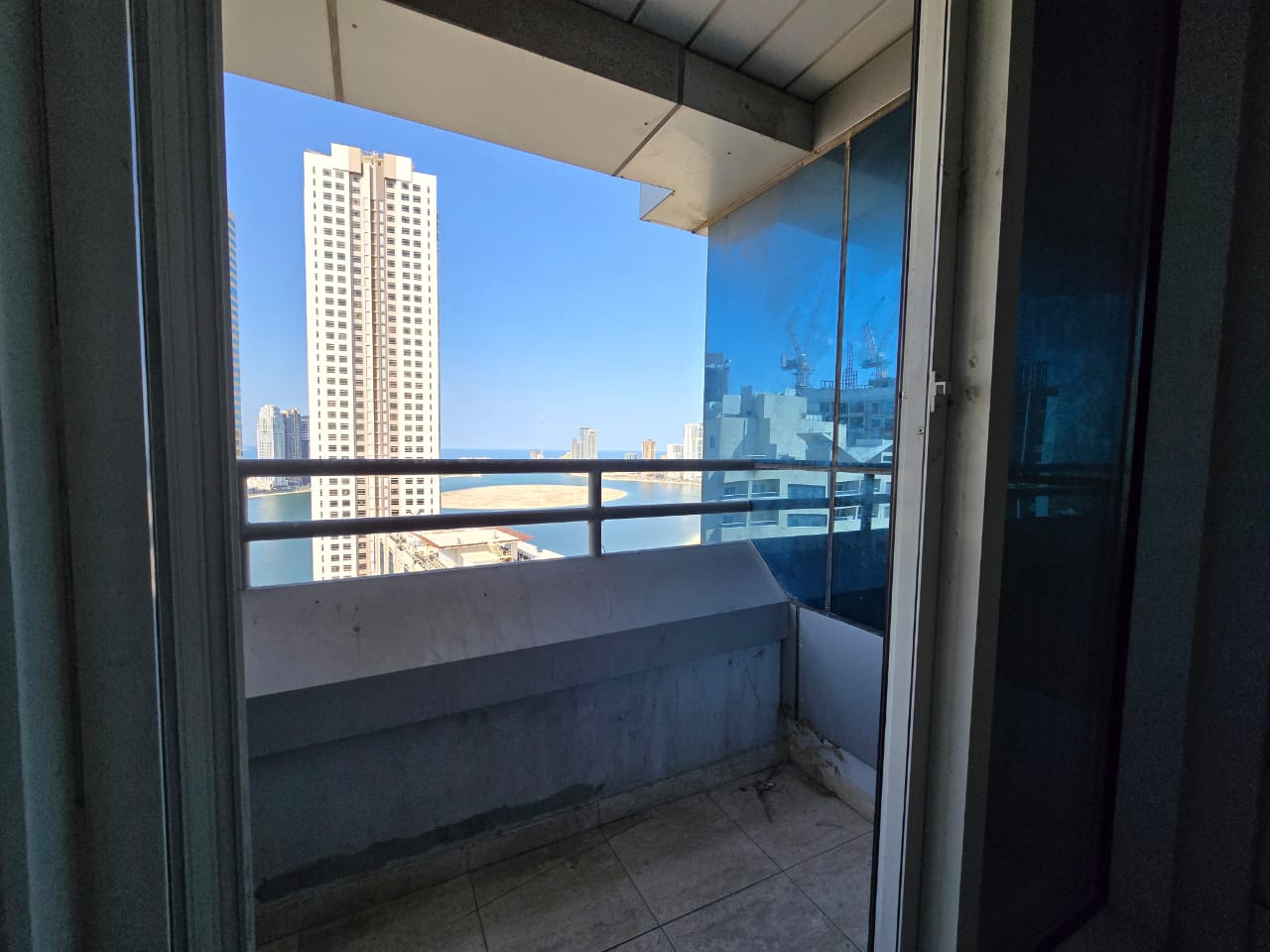Three-bedroom apartment with living room and wide balcony in Al Taawun, Sharjah. Open view, free AC, gym, pool, parking. Rent 75,000 AED.