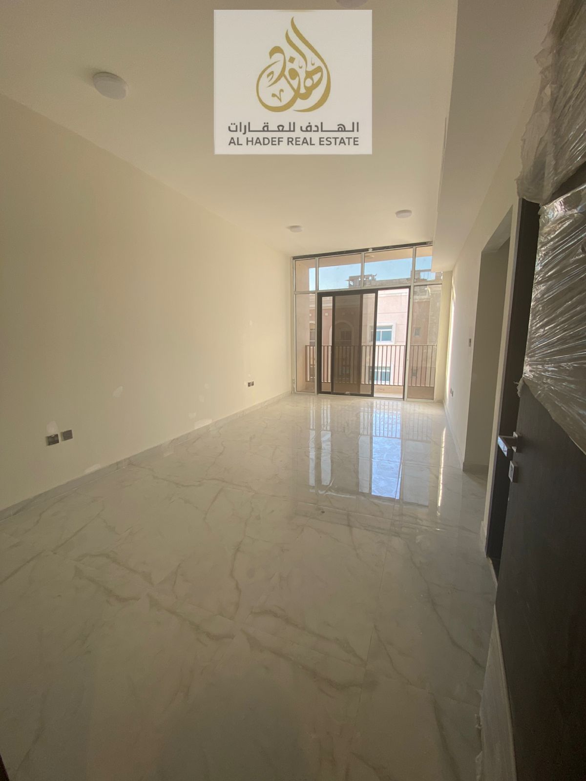 Two bedrooms and a living room with three bathrooms and a balcony with an excellent view. First occupancy. Central air conditioning and very spacious.