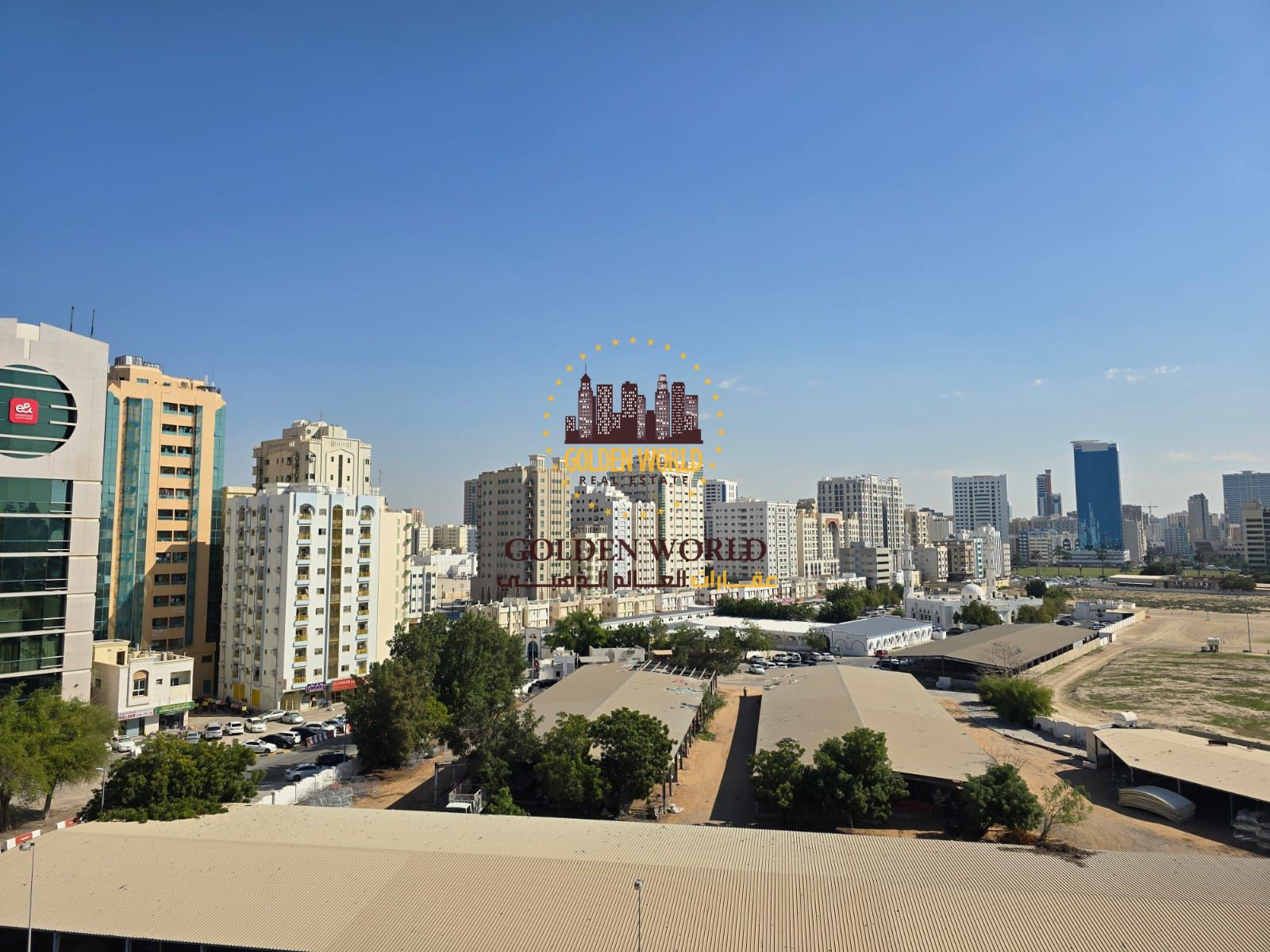 One-bedroom apartment with living room and balcony in Al Qasimia Al Jubail. Open sea view, first row Corniche, split AC, rent 28,000 AED.