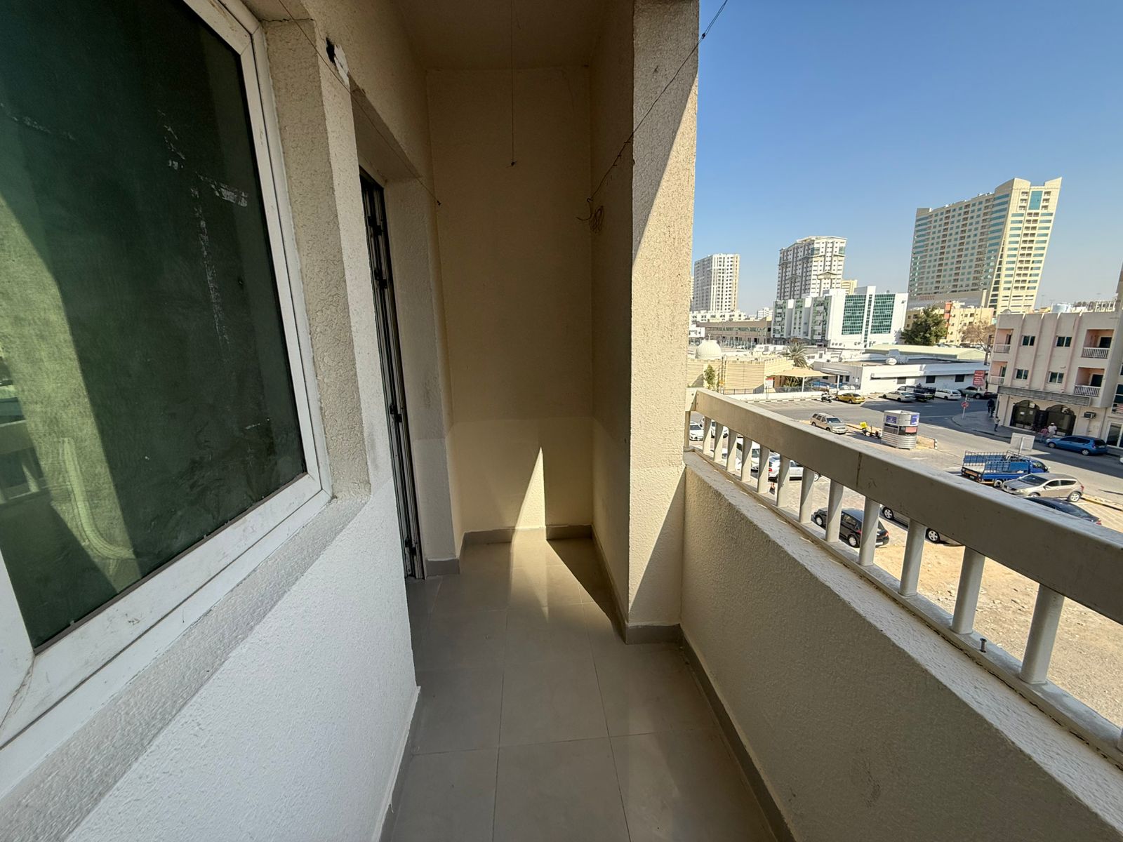 One-bedroom apartment with balcony and wide space, super deluxe finish, central AC and gas, quiet excellent building, family friendly.
