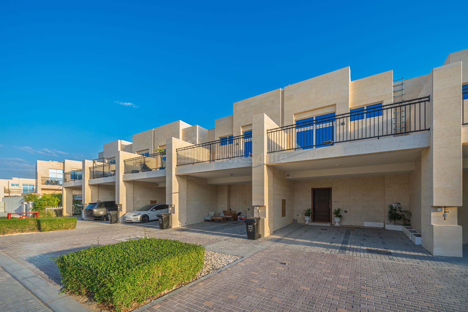 VACANT | POOL VIEW | 4 BR TOWNHOUSE